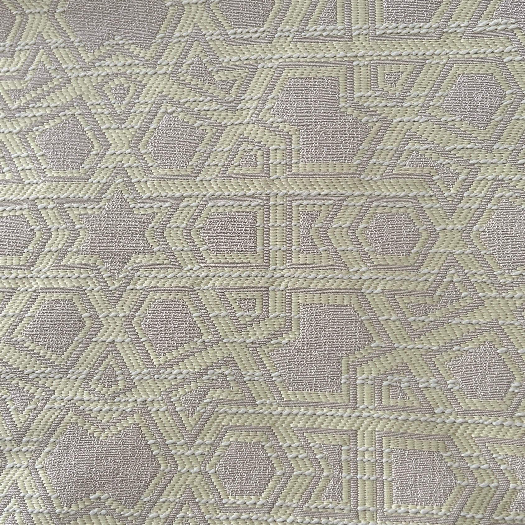 Tissu d'ameublement Zellij tissé au Maroc dans des tons écru et jaune, avec un motif géométrique en relief inspiré des mosaïques marocaines, idéal pour salons, coussins et décoration intérieure.