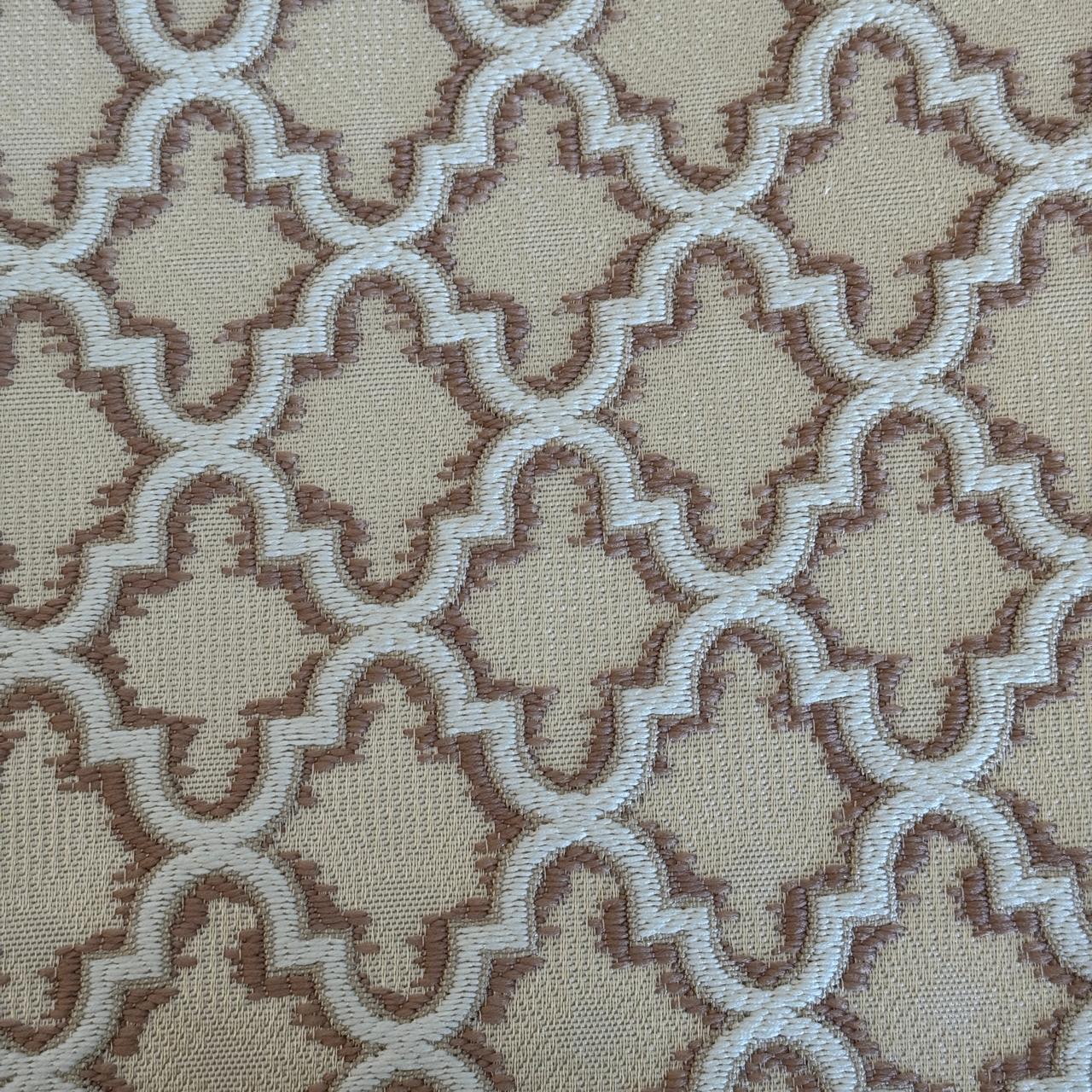 Tissu Moucharabieh beige et rose poudré à motif géométrique en relief, tissu d’ameublement exclusif tissé au Maroc par Biyadi Collection.