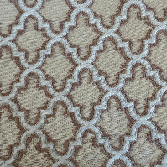 Tissu Moucharabieh beige et rose poudré à motif géométrique en relief, tissu d’ameublement exclusif tissé au Maroc par Biyadi Collection.