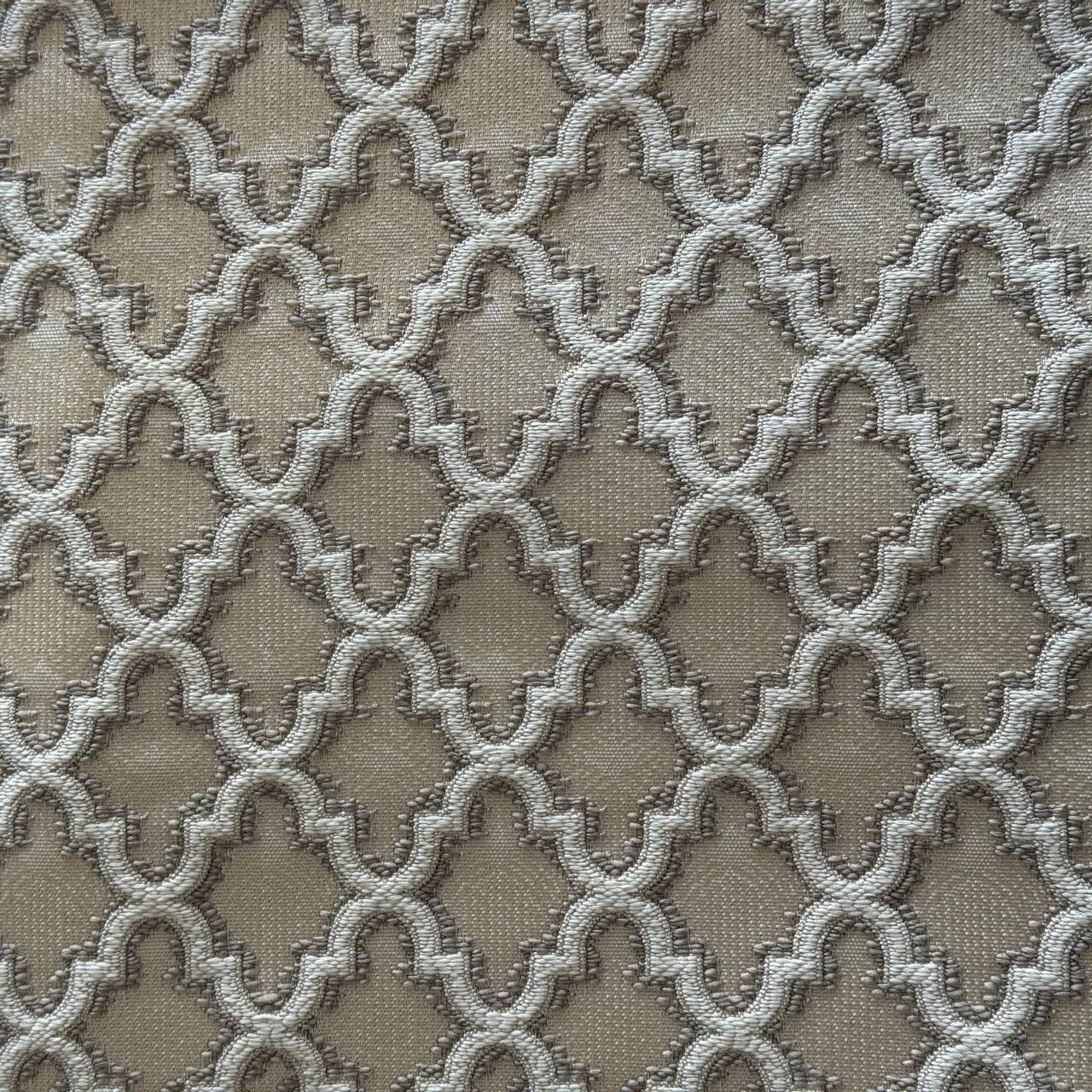 Tissu Moucharabieh grege à motif géométrique en relief, tissu d’ameublement exclusif tissé au Maroc par Biyadi Collection.