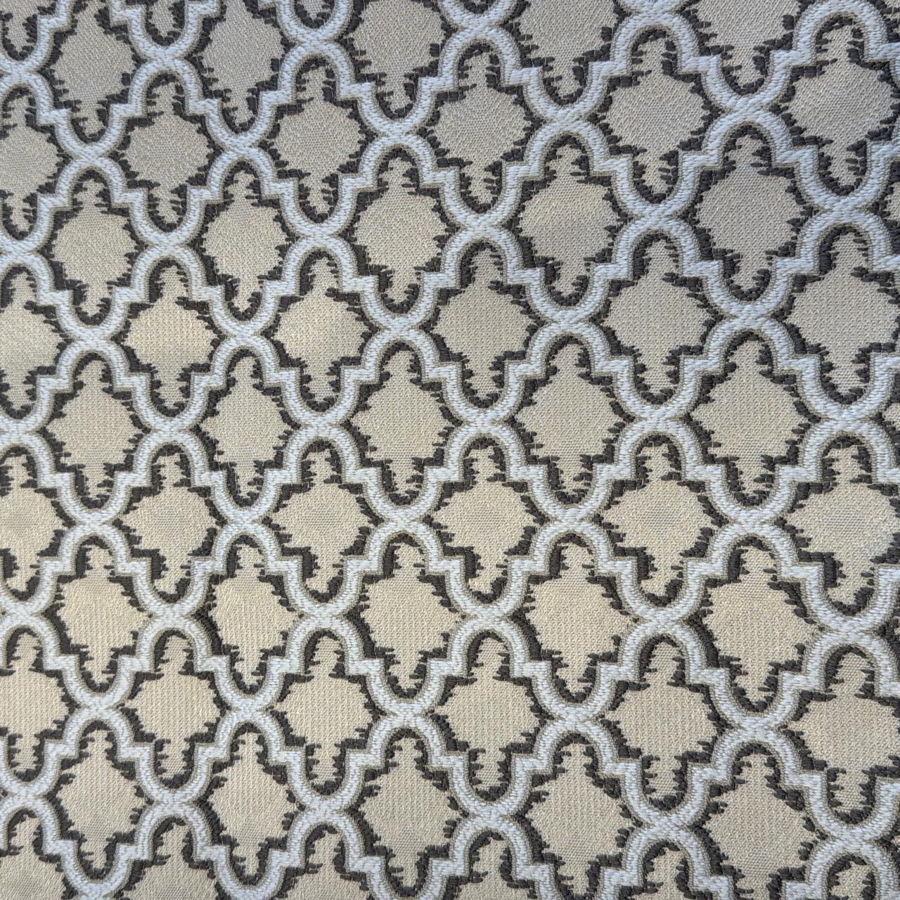 Tissu Moucharabieh taupe à motif géométrique en relief, tissu d’ameublement exclusif tissé au Maroc par Biyadi Collection.