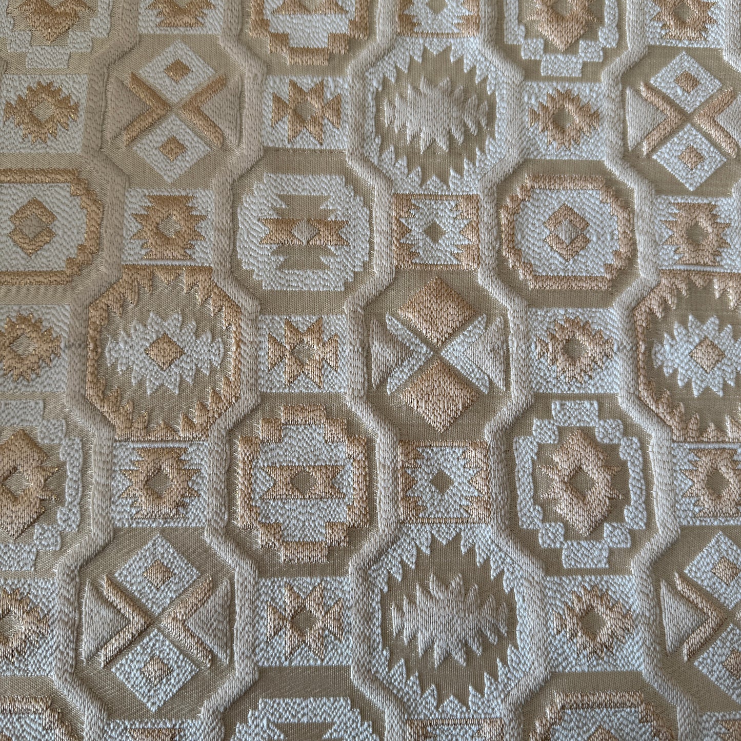 Tissu d’ameublement marocain à motifs géométriques blanc et or, tissé en relief. Idéal pour salon marocain moderne, coussins décoratifs et décoration intérieure raffinée.


