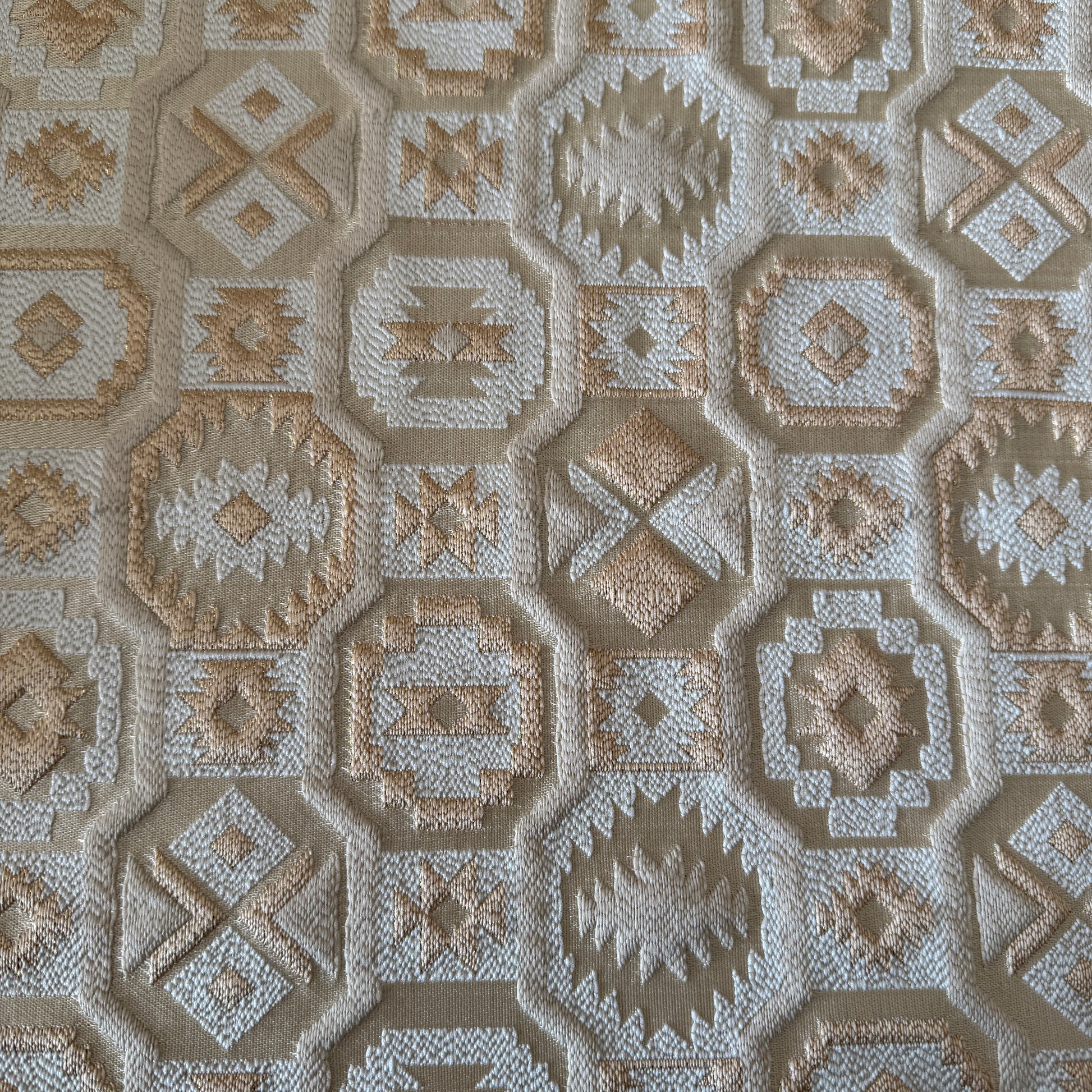 Tissu d’ameublement marocain à motifs géométriques blanc et or, tissé en relief. Idéal pour salon marocain moderne, coussins décoratifs et décoration intérieure raffinée.


