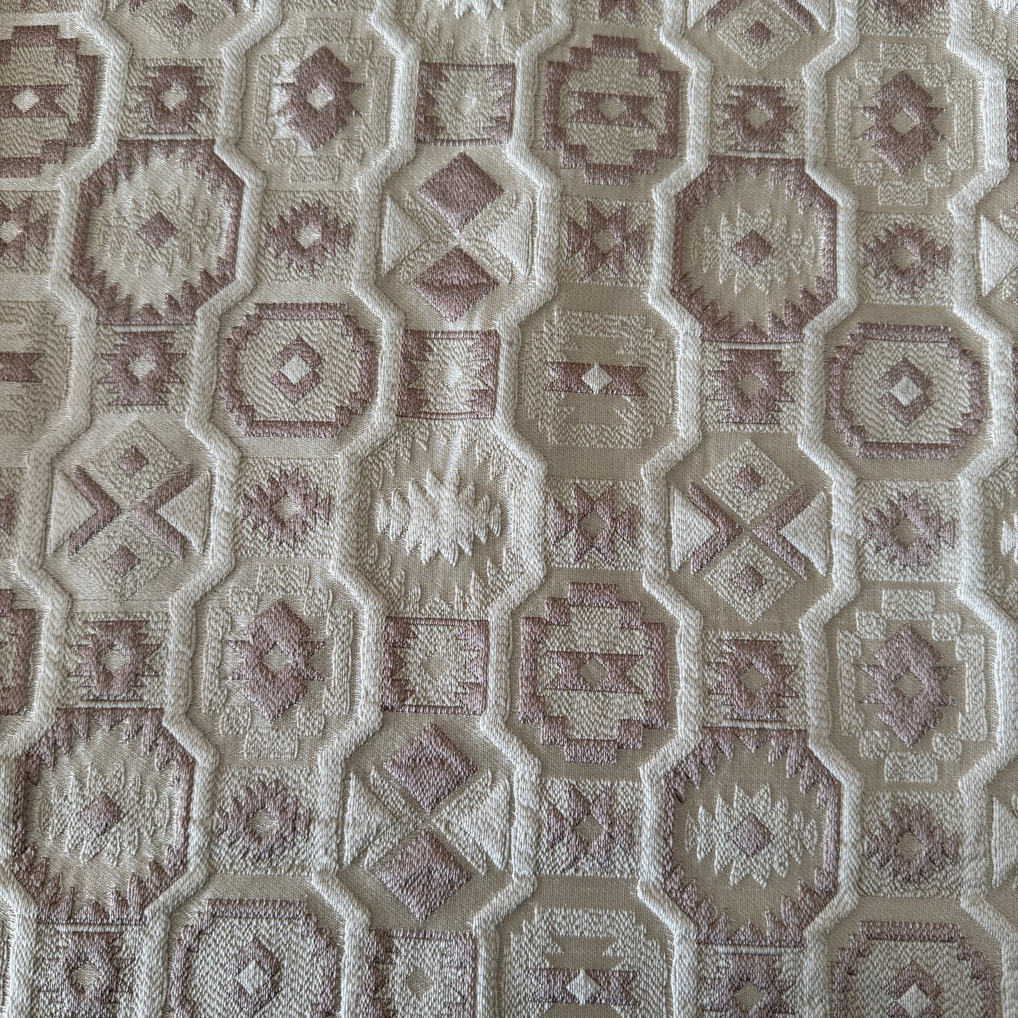 Tissu d’ameublement marocain à motifs géométriques blanc et rose , tissé en relief. Idéal pour salon marocain moderne, coussins décoratifs et décoration intérieure raffinée.
