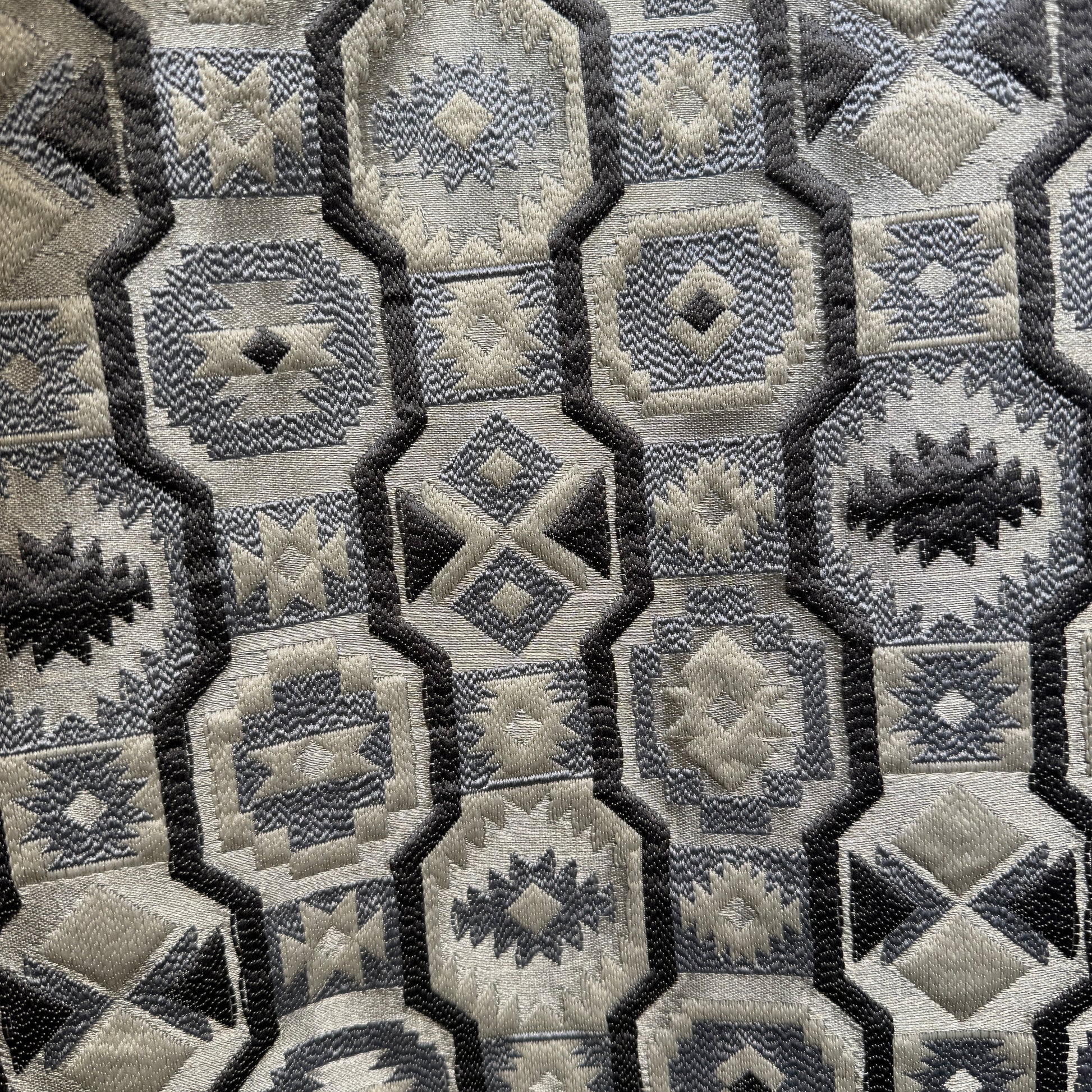 Tissu d’ameublement marocain à motifs géométriques gris et blanc , tissé en relief. Idéal pour salon marocain moderne, coussins décoratifs et décoration intérieure raffinée.


