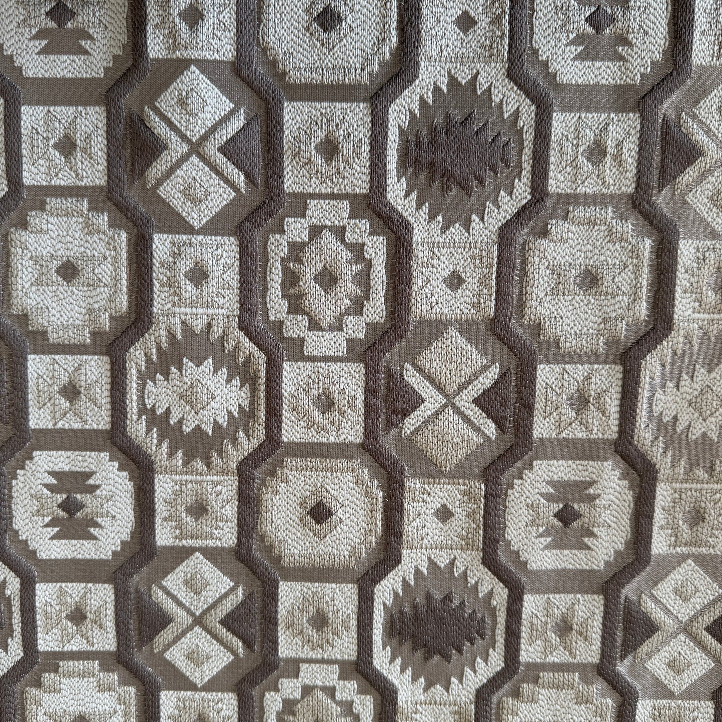 Tissu d’ameublement marocain à motifs géométriques taupe  et blanc , tissé en relief. Idéal pour salon marocain moderne, coussins décoratifs et décoration intérieure raffinée.


