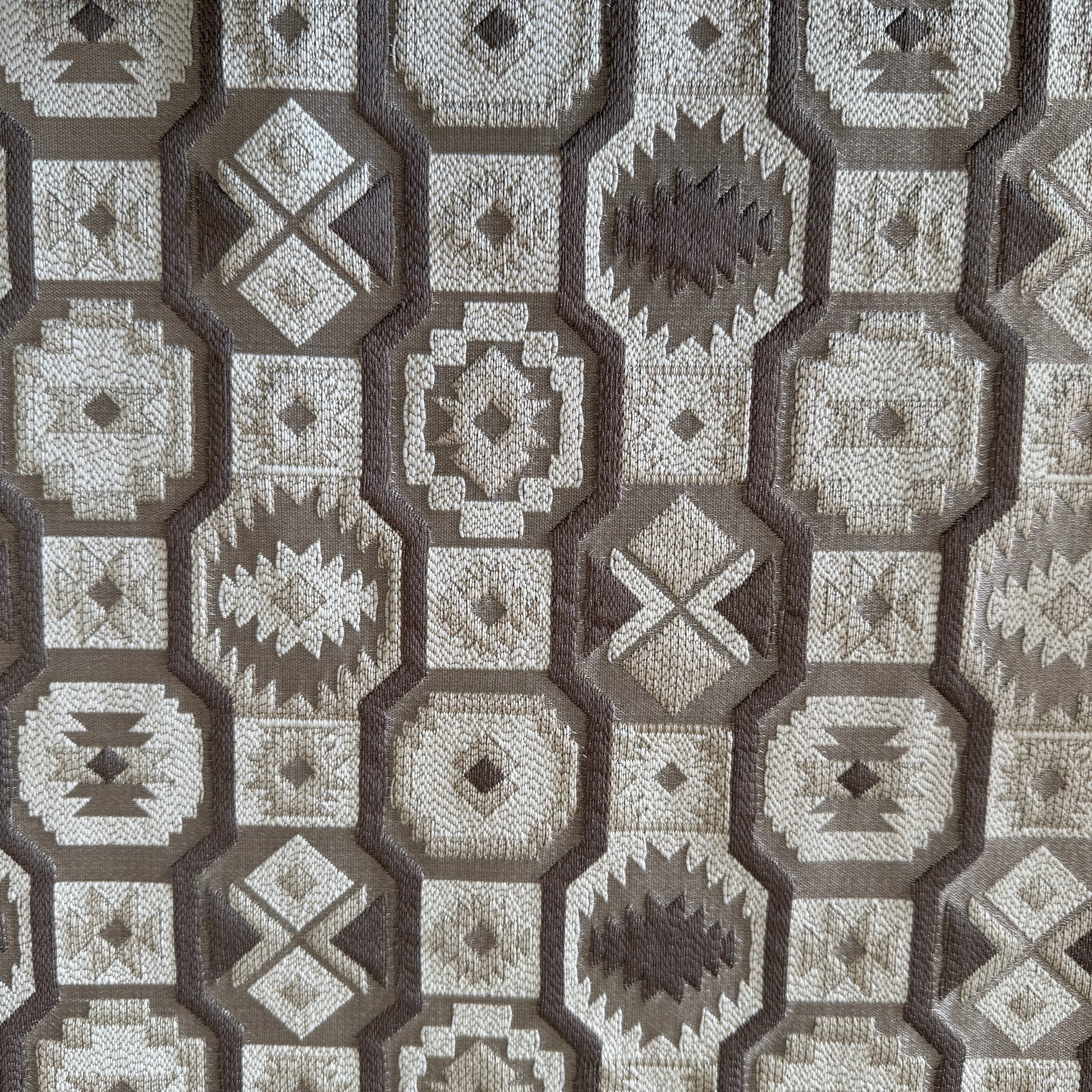 Tissu d’ameublement marocain à motifs géométriques taupe  et blanc , tissé en relief. Idéal pour salon marocain moderne, coussins décoratifs et décoration intérieure raffinée.


