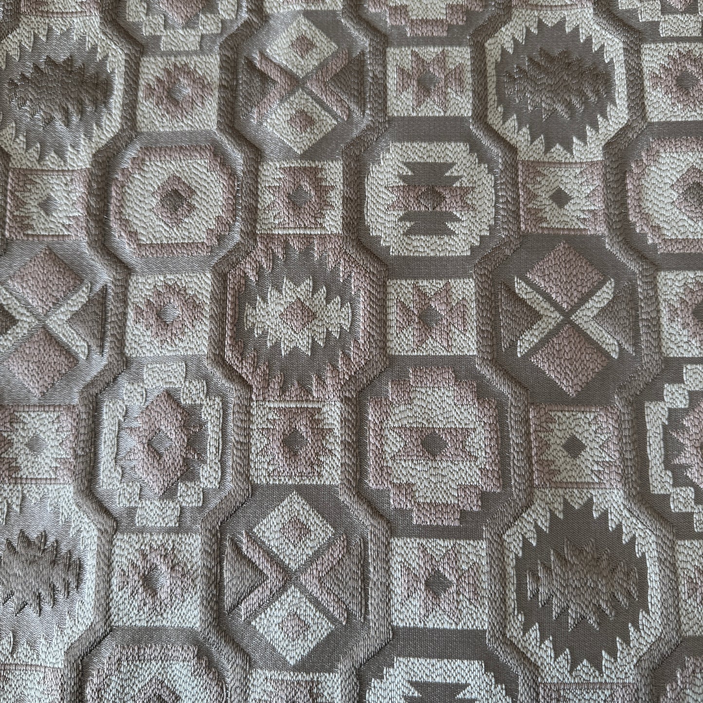 Tissu d’ameublement marocain à motifs géométriques taupe et rose poudré, tissé en relief. Idéal pour salon marocain moderne, coussins décoratifs et décoration intérieure raffinée.