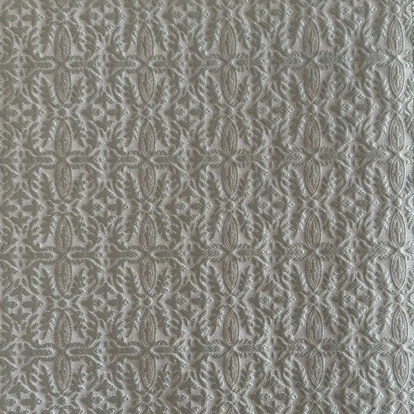 Tissu d’ameublement oriental blanc cassé, tissé en relief avec un motif raffiné ton sur ton. Idéal pour salons marocains, coussins et décoration intérieure élégante.