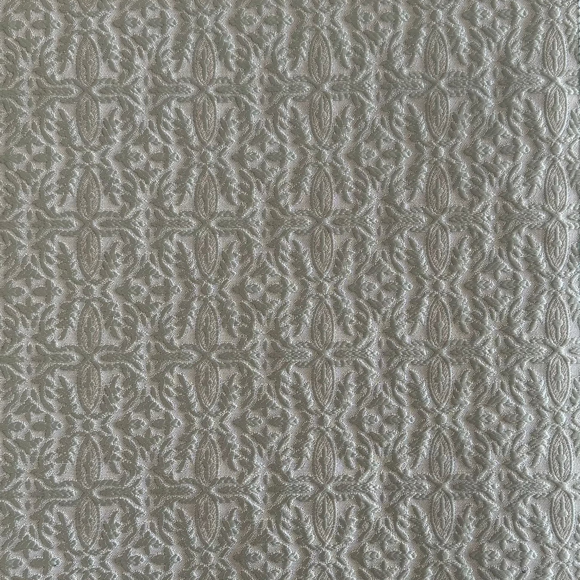 Tissu d’ameublement oriental blanc cassé, tissé en relief avec un motif raffiné ton sur ton. Idéal pour salons marocains, coussins et décoration intérieure élégante.