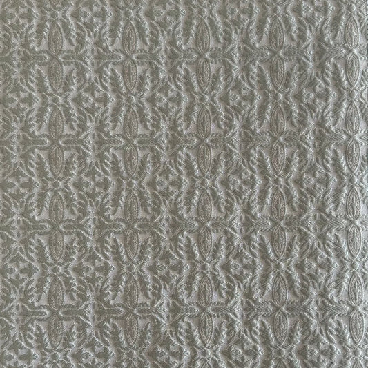 Tissu d’ameublement oriental blanc cassé, tissé en relief avec un motif raffiné ton sur ton. Idéal pour salons marocains, coussins et décoration intérieure élégante.