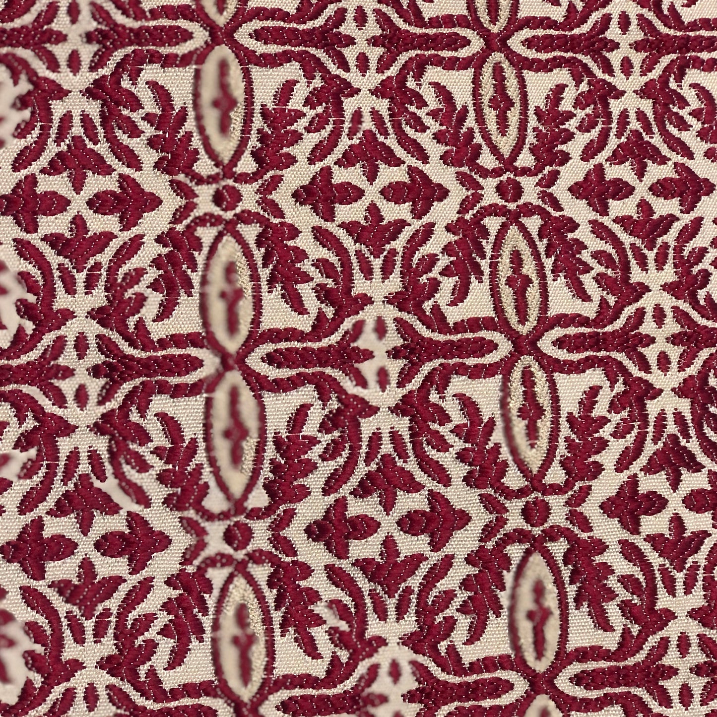 Tissu d’ameublement oriental rouge, tissé en relief avec un motif raffiné ton sur ton. Idéal pour salons marocains, coussins, rideaux et décoration intérieure élégante.