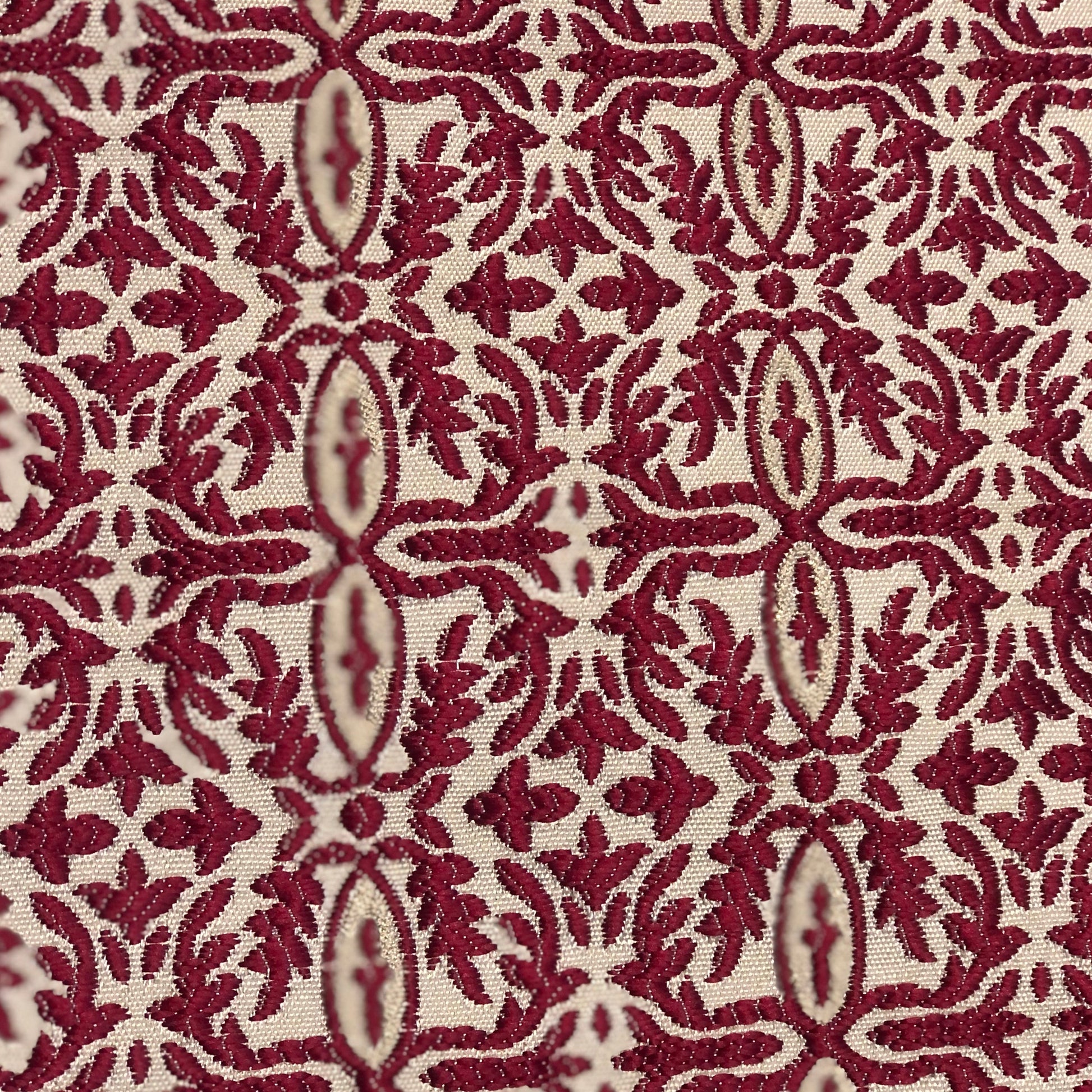 Tissu d’ameublement oriental rouge, tissé en relief avec un motif raffiné ton sur ton. Idéal pour salons marocains, coussins, rideaux et décoration intérieure élégante.