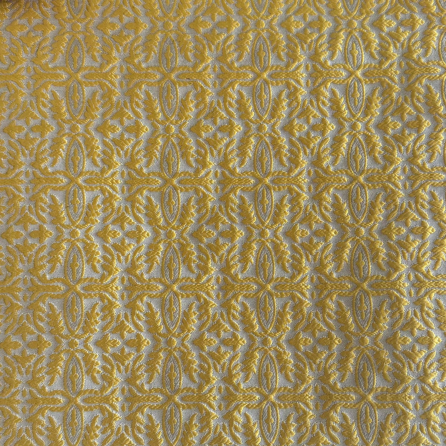 Tissu d’ameublement oriental jaune, tissé en relief avec un motif raffiné ton sur ton. Idéal pour salons marocains, coussins, rideaux et décoration intérieure élégante.