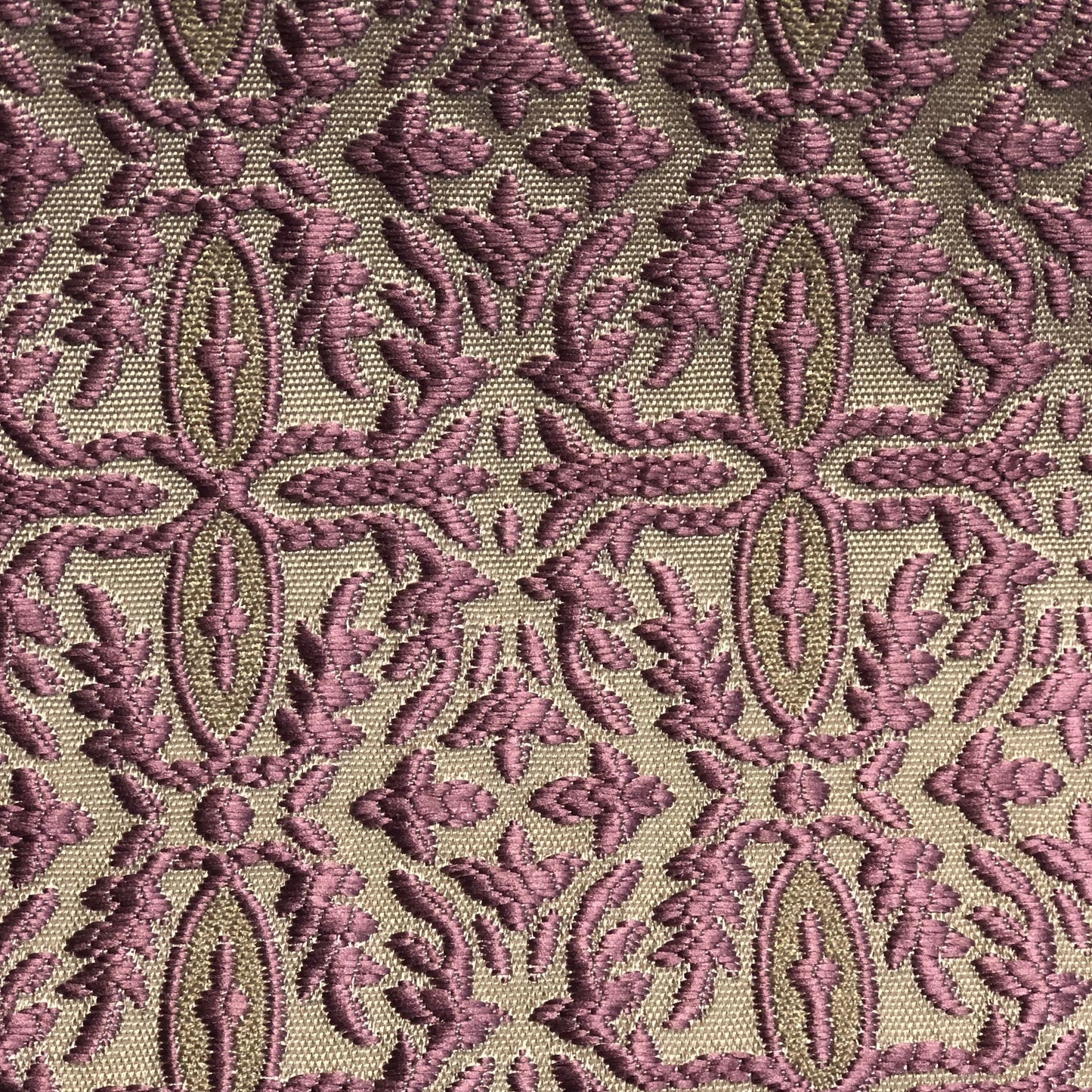 Tissu d’ameublement oriental rose tissé en relief avec un motif raffiné ton sur ton. Idéal pour salons marocains, coussins, rideaux et décoration intérieure élégante.