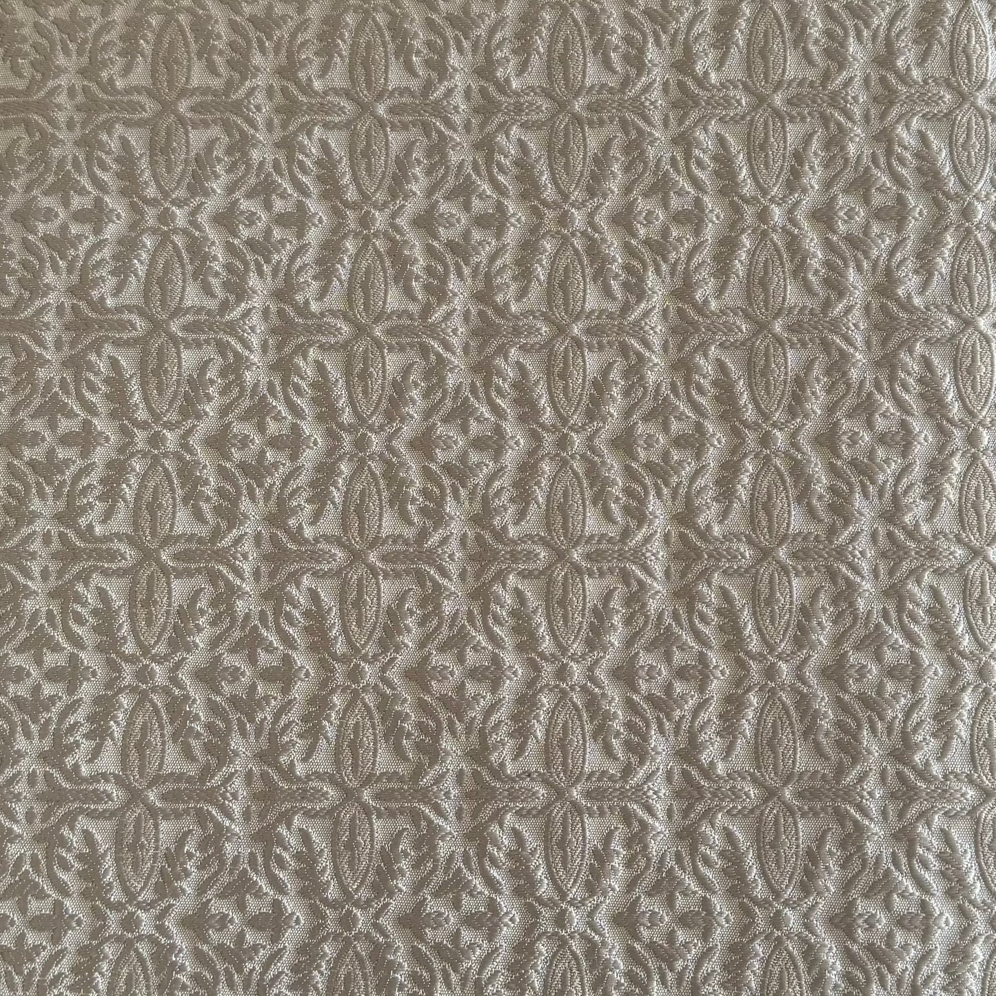 Tissu d’ameublement oriental taupe , tissé en relief avec un motif raffiné ton sur ton. Idéal pour salons marocains, coussins, rideaux et décoration intérieure élégante.