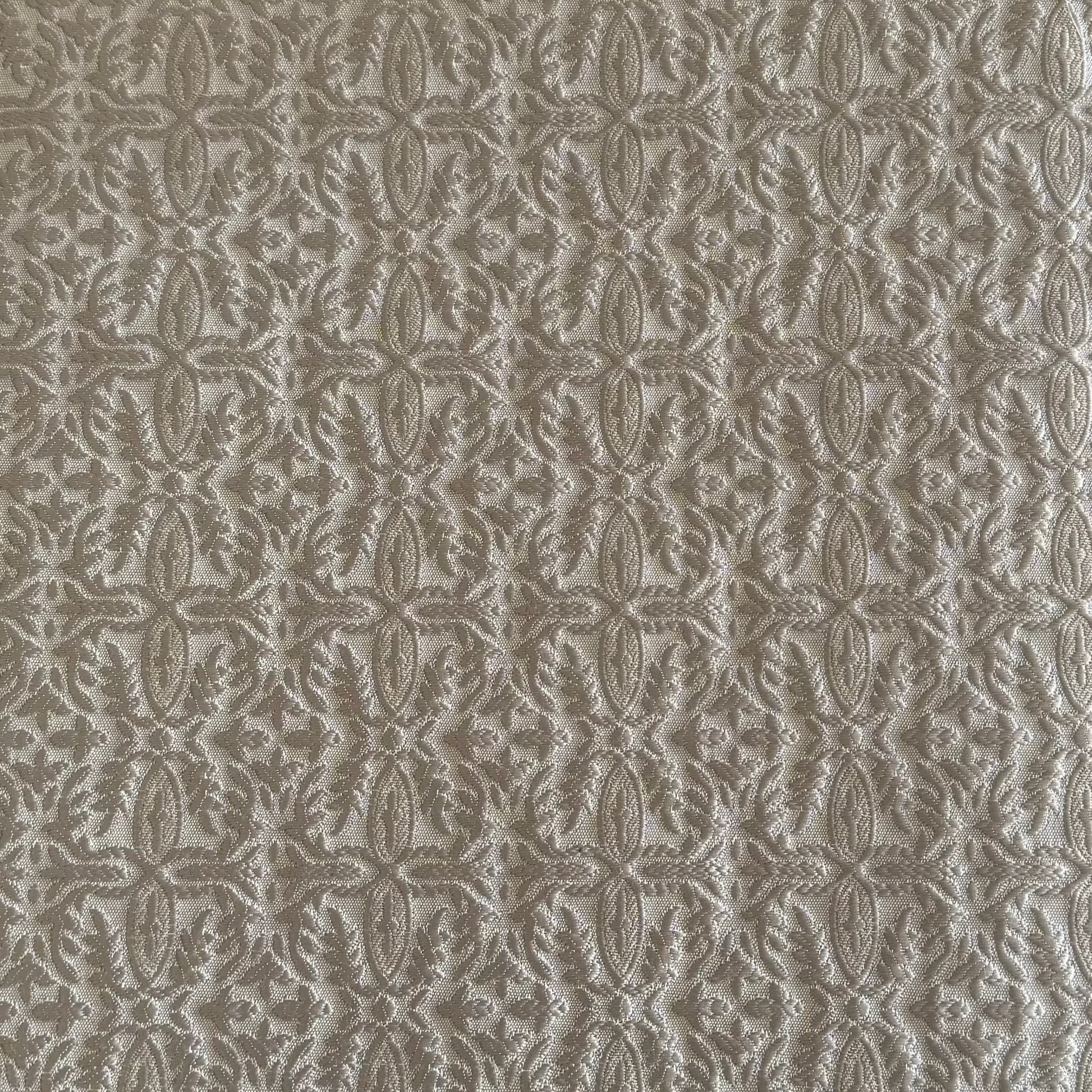 Tissu d’ameublement oriental taupe , tissé en relief avec un motif raffiné ton sur ton. Idéal pour salons marocains, coussins, rideaux et décoration intérieure élégante.
