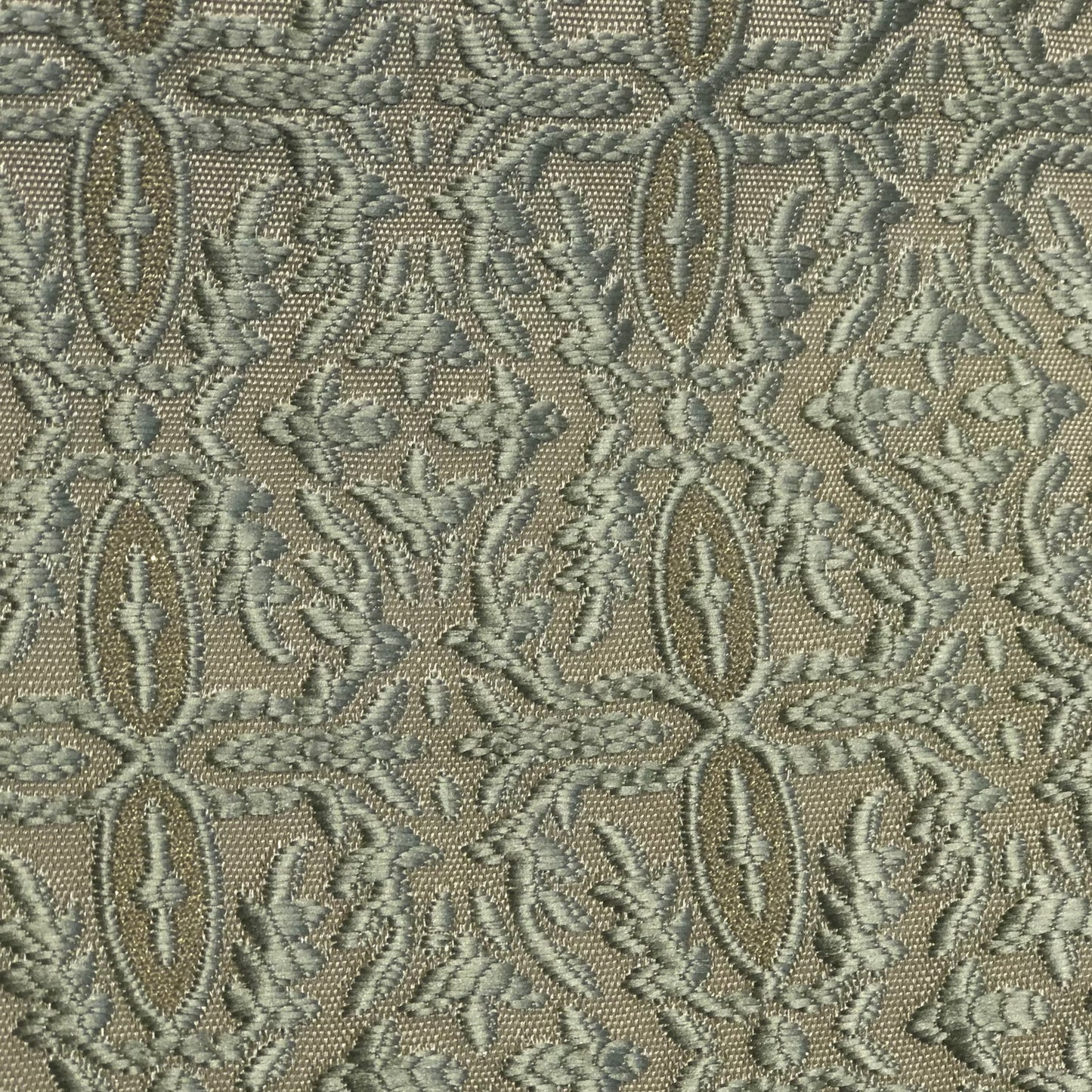 Tissu oriental vert eau à motif ton sur ton tissé en relief. Une création élégante et lumineuse pour la confection de salons marocains, coussins décoratifs, têtes de lit et projets d’ameublement haut de gamme.