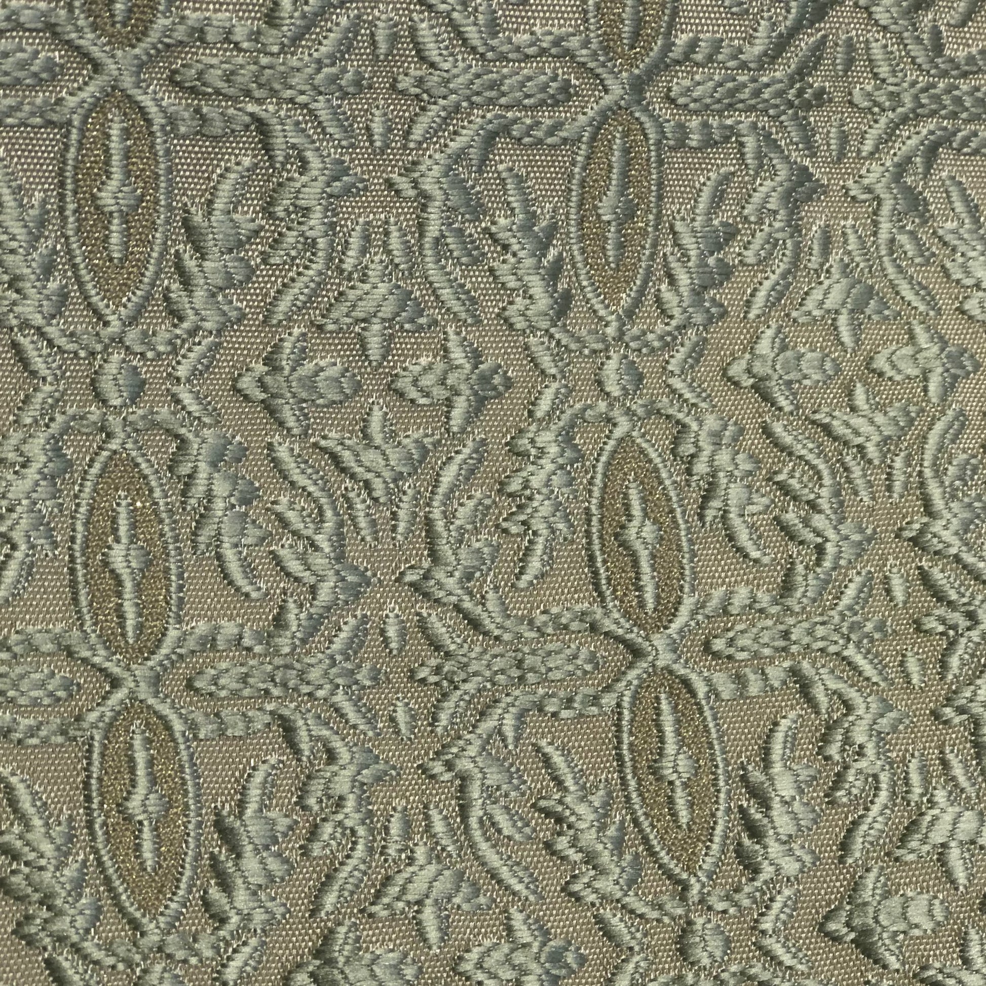 Tissu oriental vert eau à motif ton sur ton tissé en relief. Une création élégante et lumineuse pour la confection de salons marocains, coussins décoratifs, têtes de lit et projets d’ameublement haut de gamme.