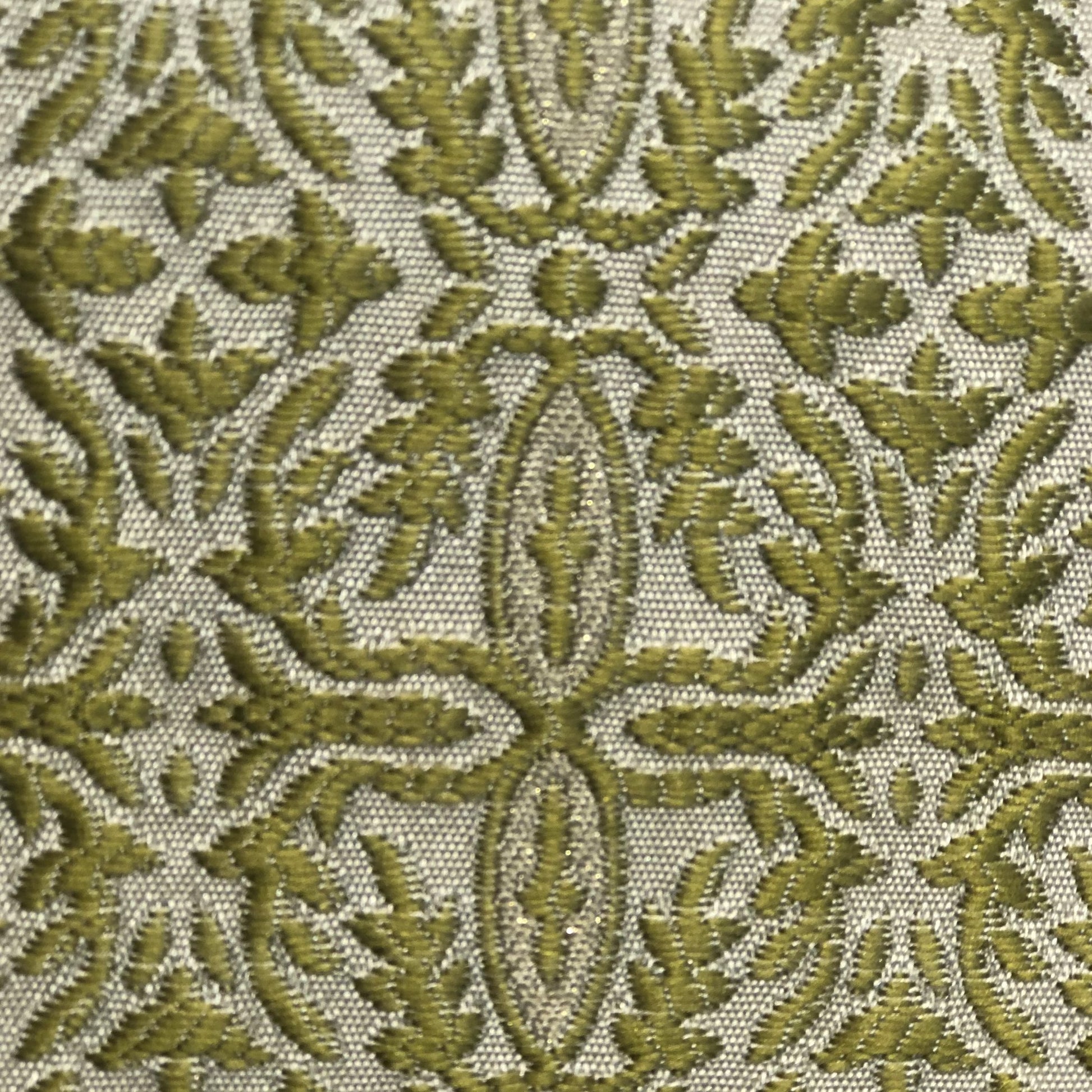 Tissu d’ameublement oriental vert foncé , tissé en relief avec un motif raffiné ton sur ton. Idéal pour salons marocains, coussins, rideaux et décoration intérieure élégante.