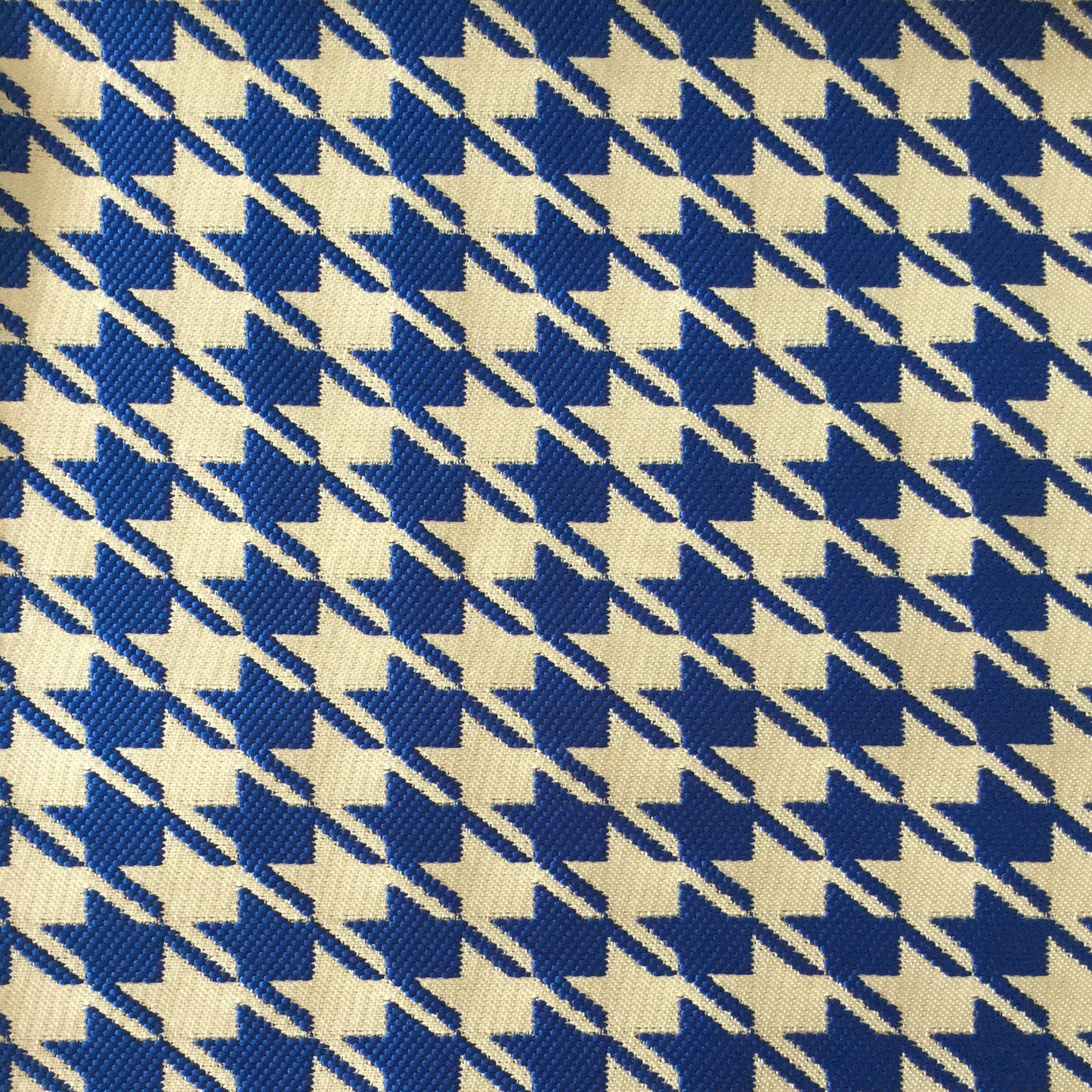 Tissu d’ameublement pied-de-poule bleu royal et écru, au motif graphique intemporel. Idéal pour coussins, fauteuils, têtes de lit et décoration intérieure moderne.