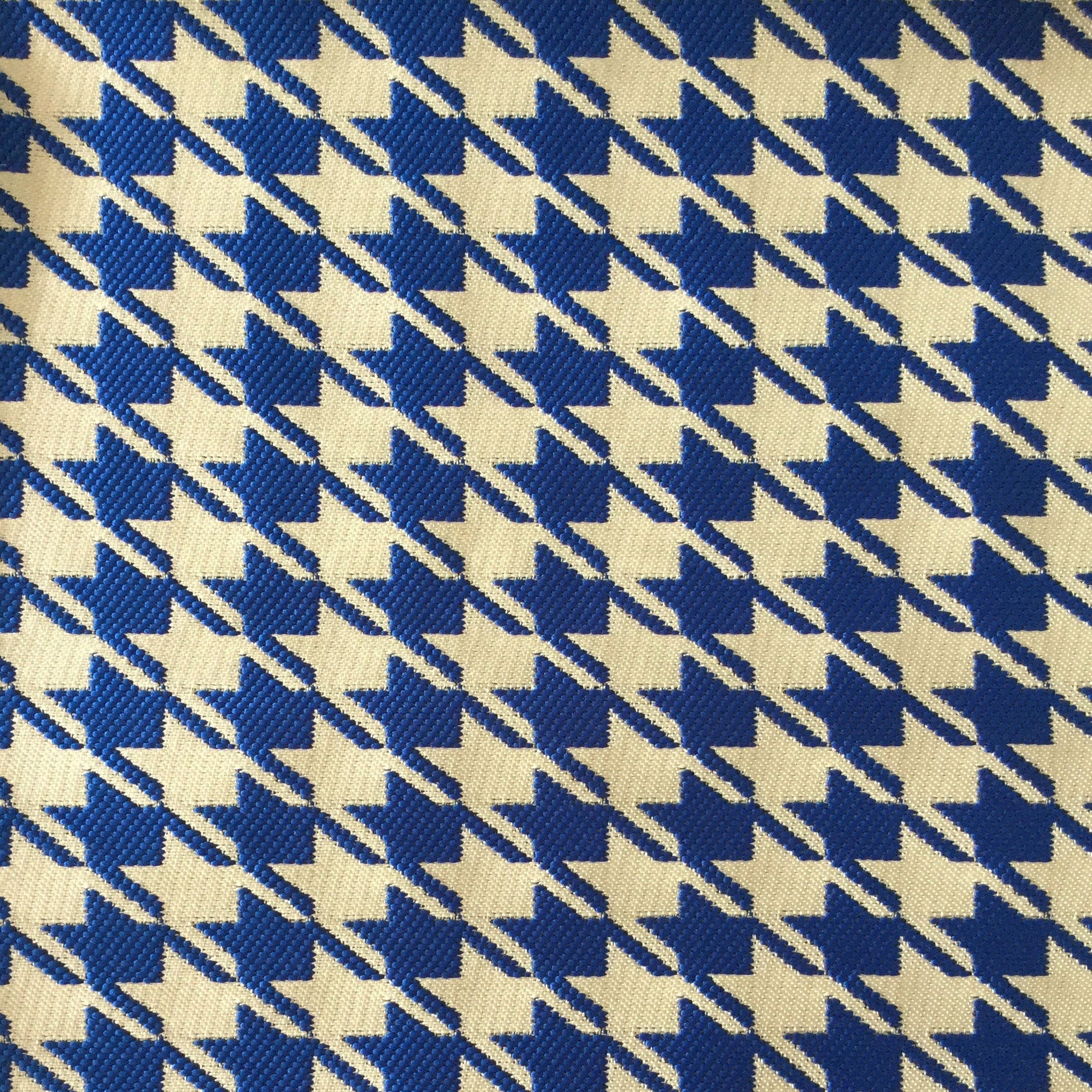 Tissu d’ameublement pied-de-poule bleu royal et écru, au motif graphique intemporel. Idéal pour coussins, fauteuils, têtes de lit et décoration intérieure moderne.