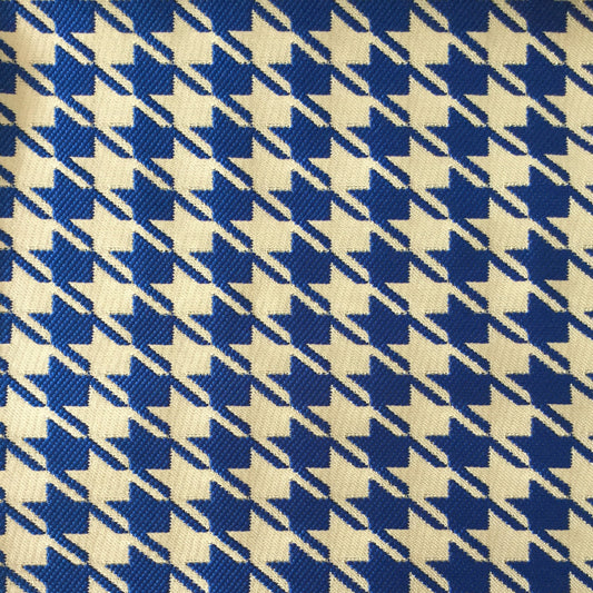 Tissu d’ameublement pied-de-poule bleu royal et écru, au motif graphique intemporel. Idéal pour coussins, fauteuils, têtes de lit et décoration intérieure moderne.