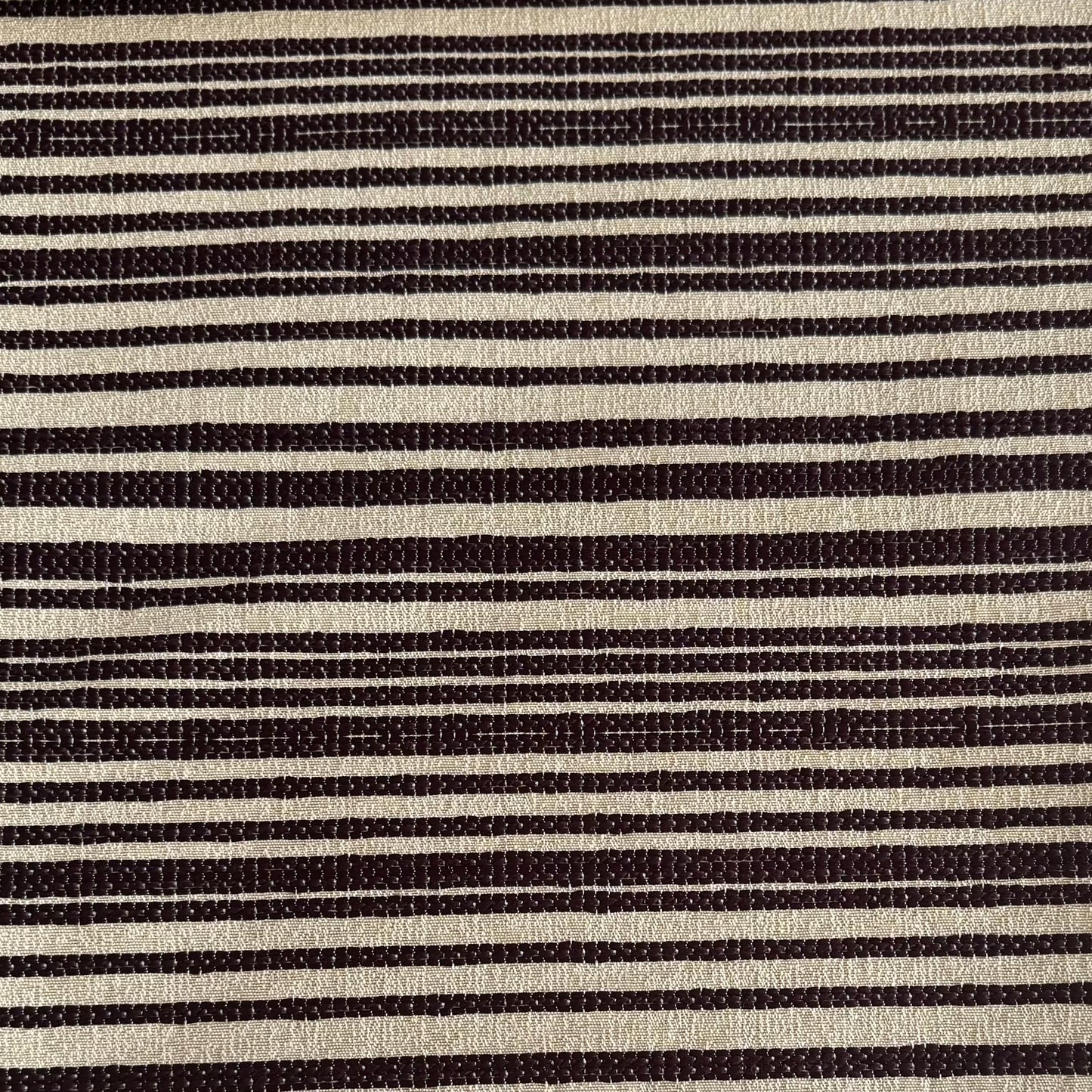 Tissu d'ameublement rayé burgundy et écru tissé au Maroc, avec fines rayures en relief et texture élégante. Idéal pour salons marocains modernes, coussins et décoration intérieure raffinée.
