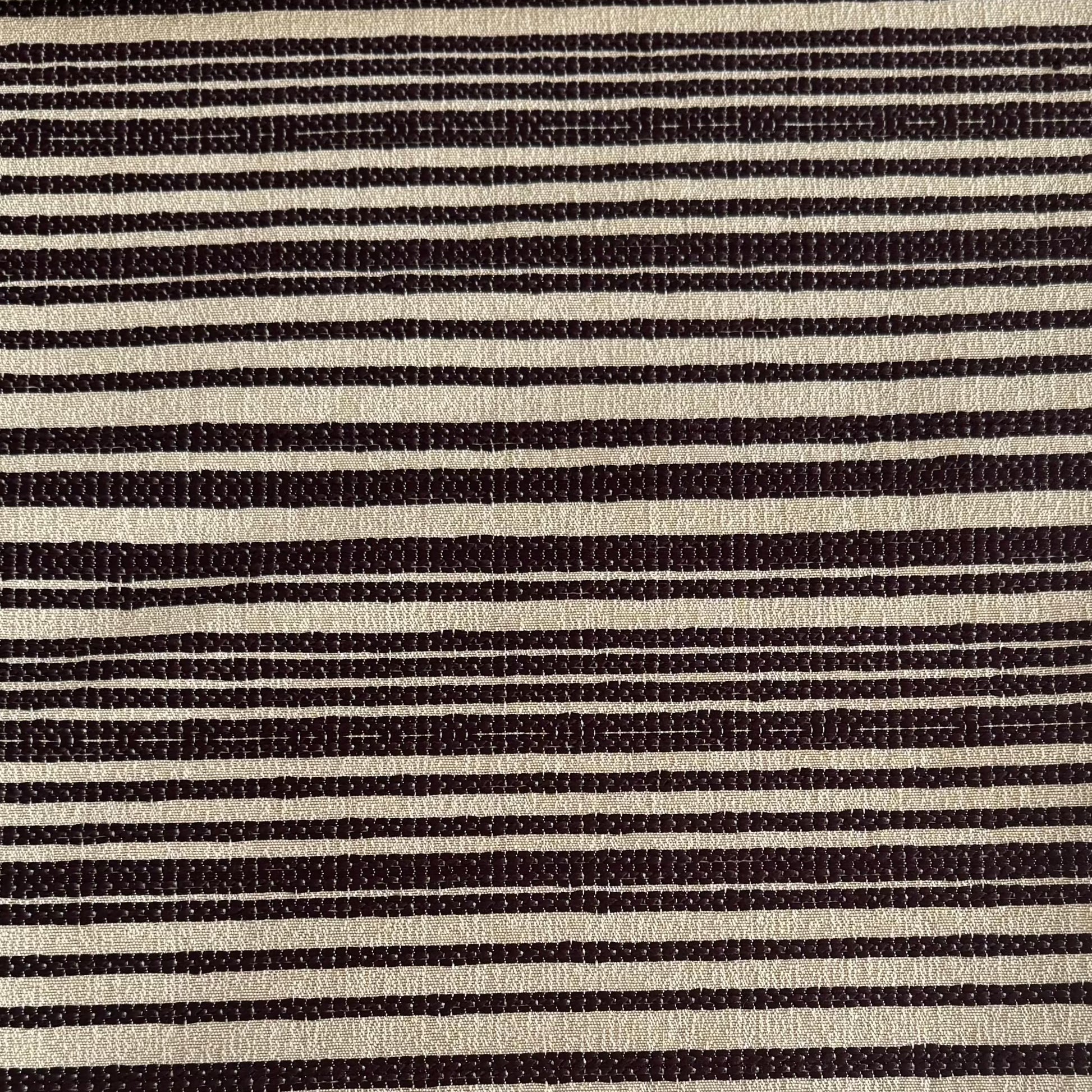 Tissu d'ameublement rayé burgundy et écru tissé au Maroc, avec fines rayures en relief et texture élégante. Idéal pour salons marocains modernes, coussins et décoration intérieure raffinée.
