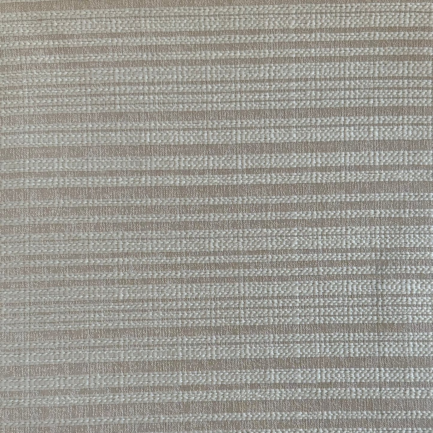 Tissu d'ameublement rayé taupe et beige tissé au Maroc, avec fines rayures en relief et texture élégante. Idéal pour salons marocains modernes, coussins et décoration intérieure raffinée.
