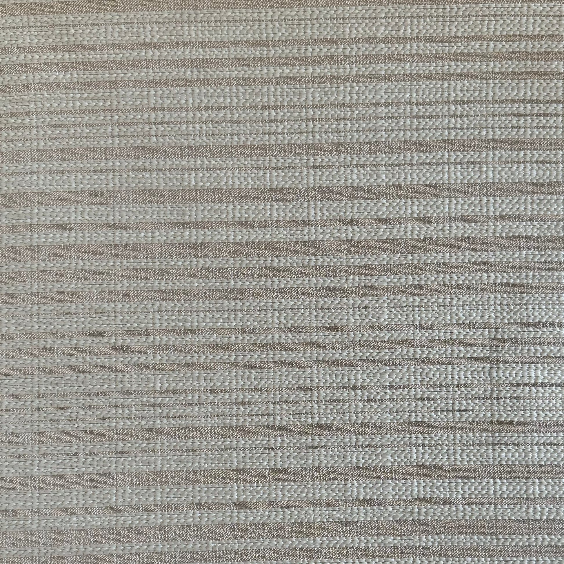 Tissu d'ameublement rayé taupe et beige tissé au Maroc, avec fines rayures en relief et texture élégante. Idéal pour salons marocains modernes, coussins et décoration intérieure raffinée.
