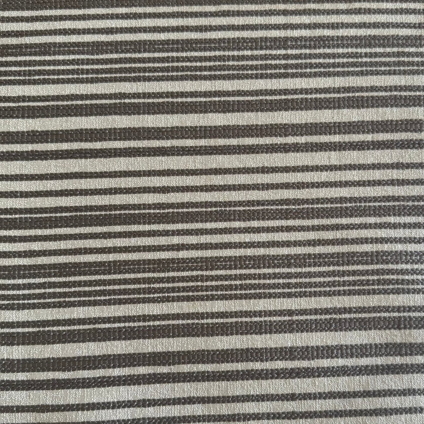 Tissu d'ameublement rayé taupe et écru tissé au Maroc, avec fines rayures en relief et texture élégante. Idéal pour salons marocains modernes, coussins et décoration intérieure raffinée.

