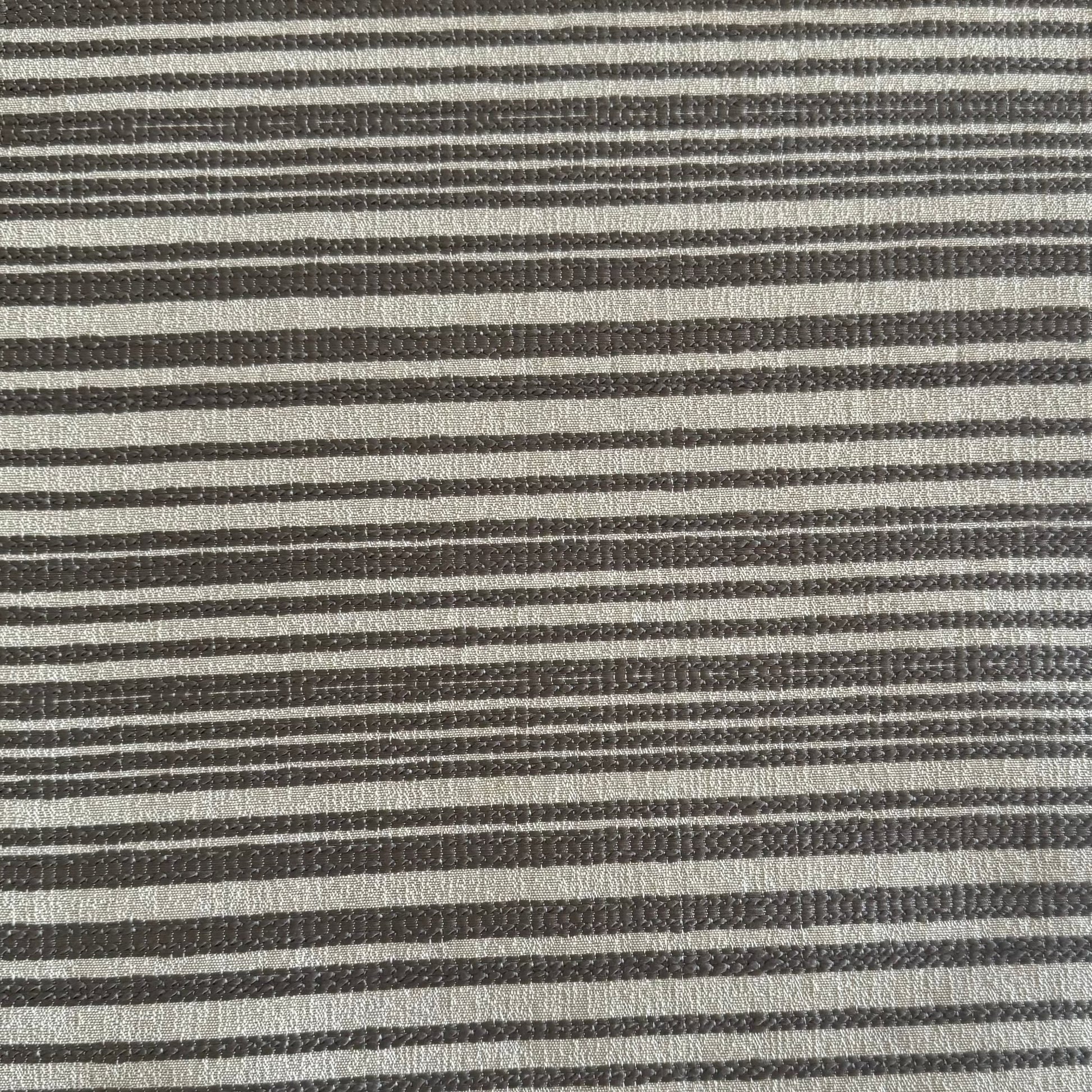 Tissu d'ameublement rayé taupe et écru tissé au Maroc, avec fines rayures en relief et texture élégante. Idéal pour salons marocains modernes, coussins et décoration intérieure raffinée.

