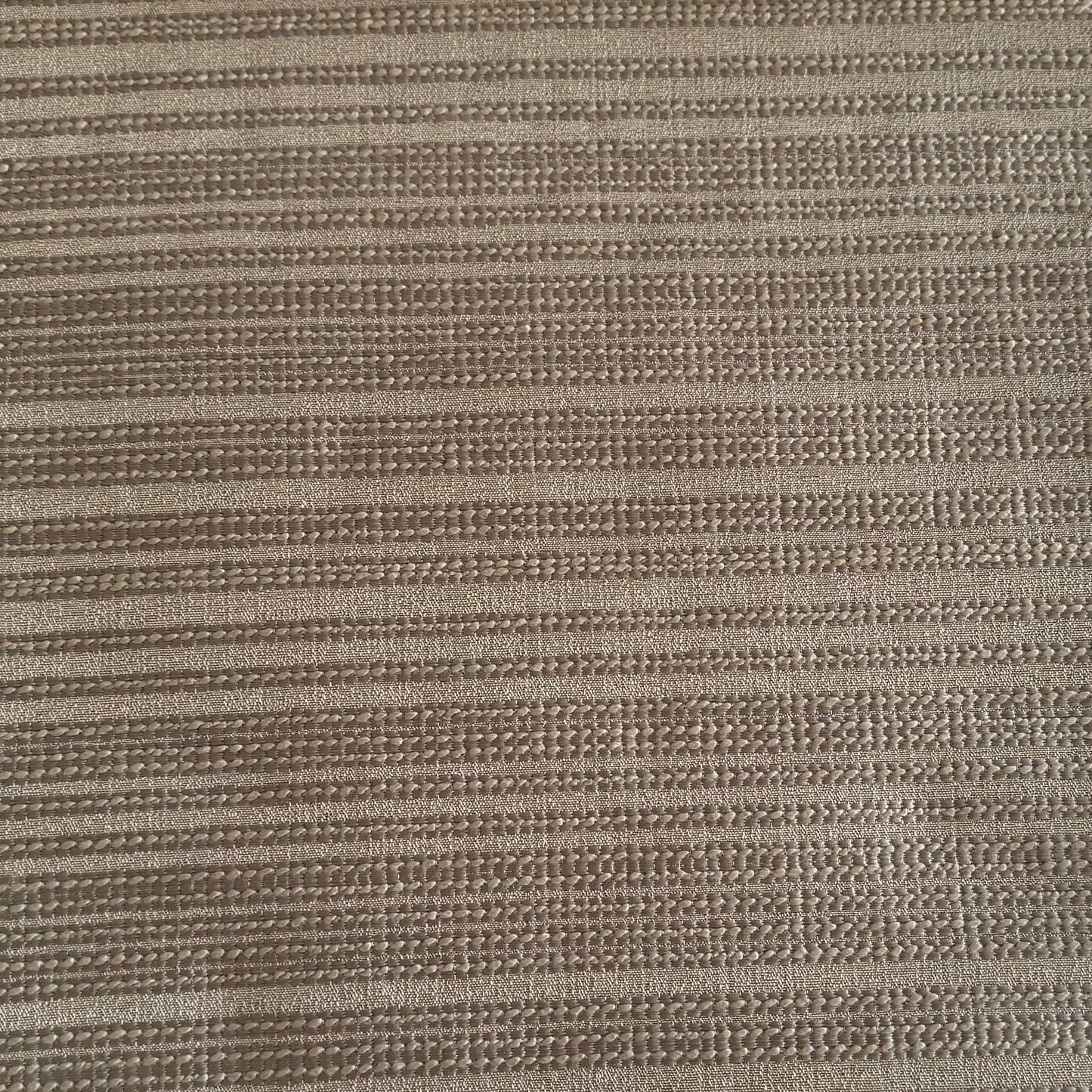 Tissu d'ameublement rayé taupe foncé tissé au Maroc, avec fines rayures en relief et texture élégante. Idéal pour salons marocains modernes, coussins et décoration intérieure raffinée.
