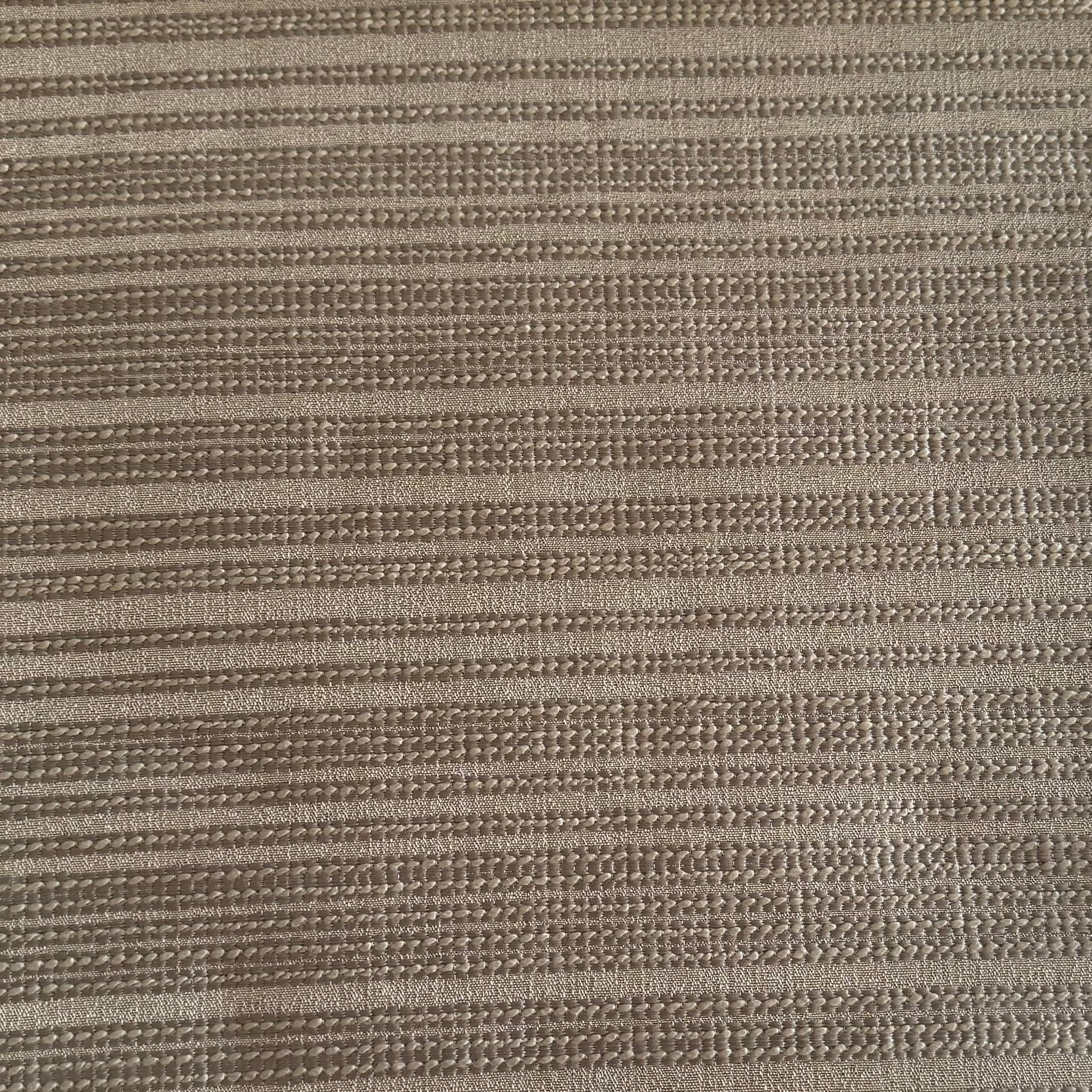 Tissu d'ameublement rayé taupe foncé tissé au Maroc, avec fines rayures en relief et texture élégante. Idéal pour salons marocains modernes, coussins et décoration intérieure raffinée.
