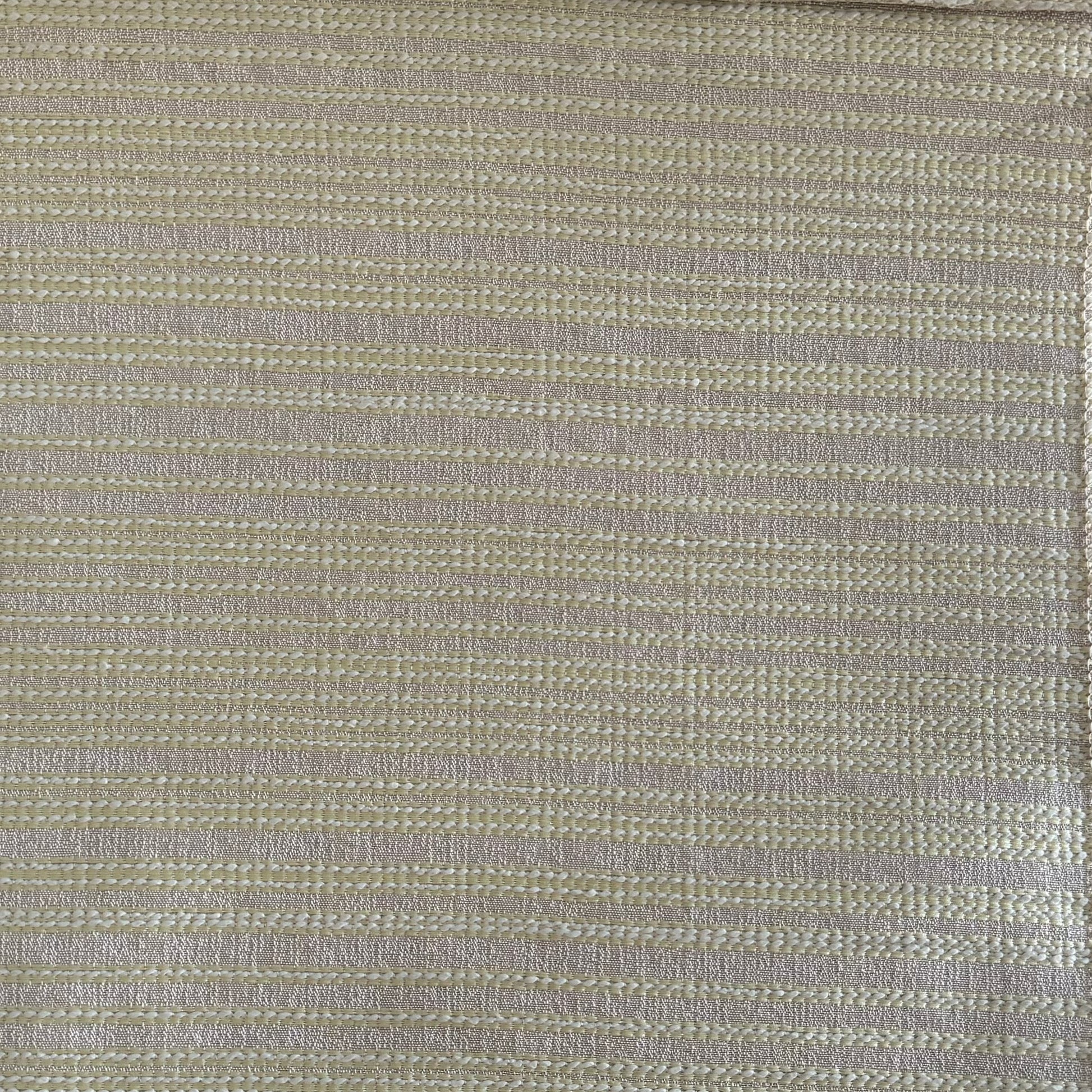 Tissu d'ameublement rayé taupe et jaune tissé au Maroc, avec fines rayures en relief et texture élégante. Idéal pour salons marocains modernes, coussins et décoration intérieure raffinée.
