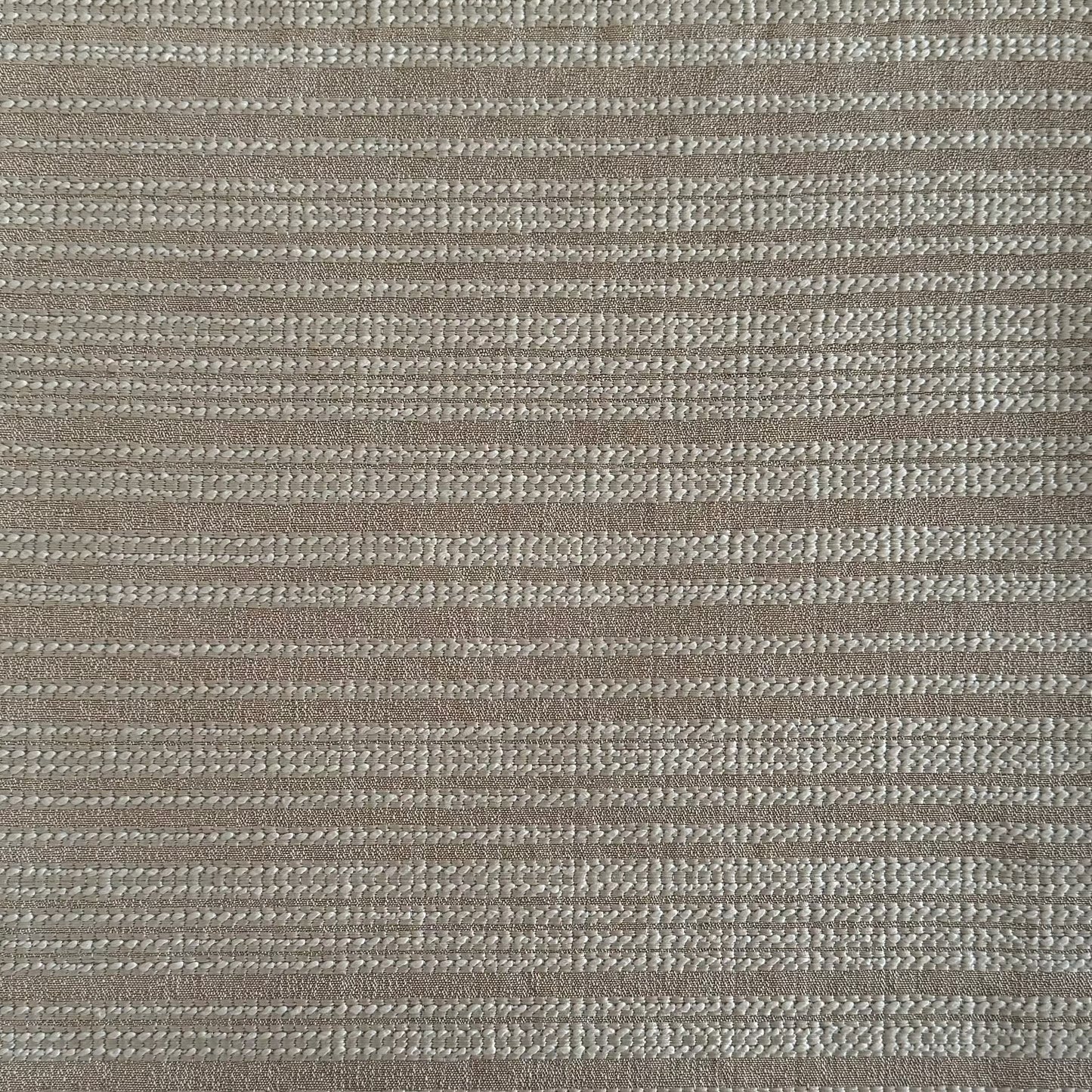 Tissu d'ameublement rayé taupe tissé au Maroc, avec fines rayures en relief et texture élégante. Idéal pour salons marocains modernes, coussins et décoration intérieure raffinée.
