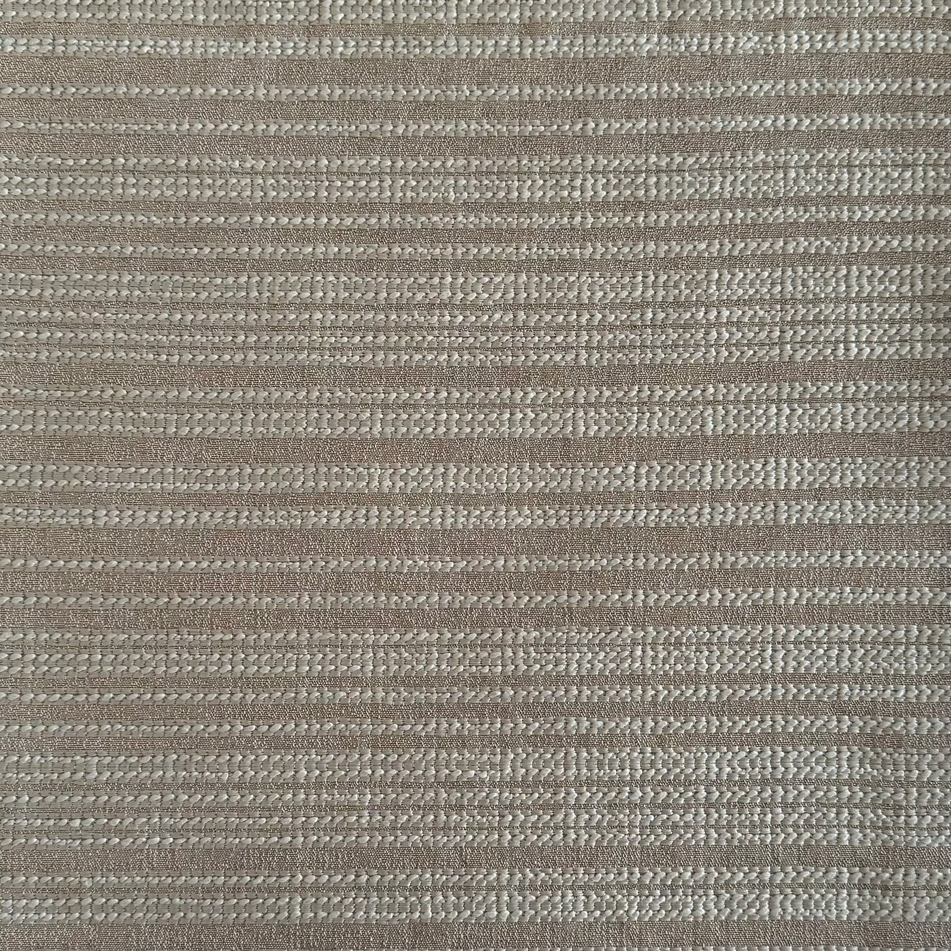 Tissu d'ameublement rayé taupe tissé au Maroc, avec fines rayures en relief et texture élégante. Idéal pour salons marocains modernes, coussins et décoration intérieure raffinée.
