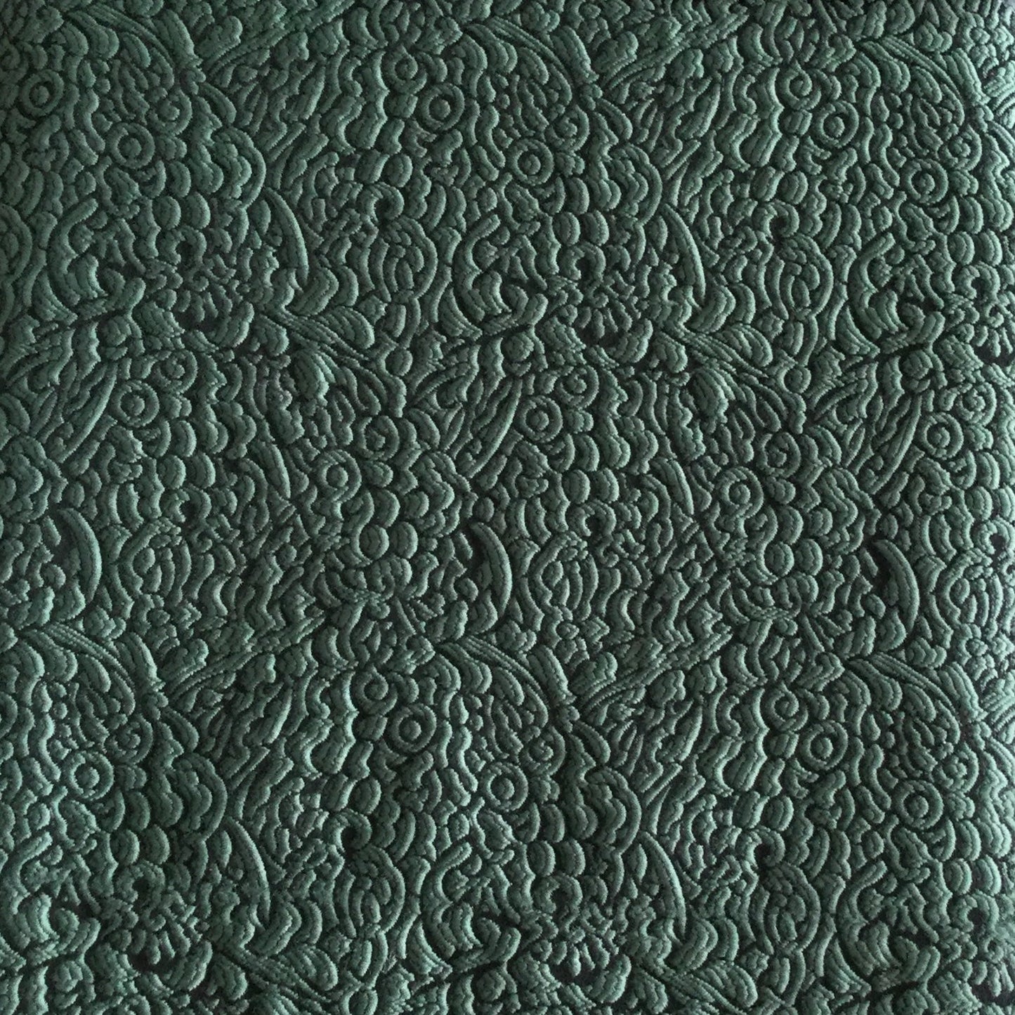 Tissu d'ameublement vert  à motif floral effet brodé, tissé au Maroc pour salon marocain et décoration intérieure élégante