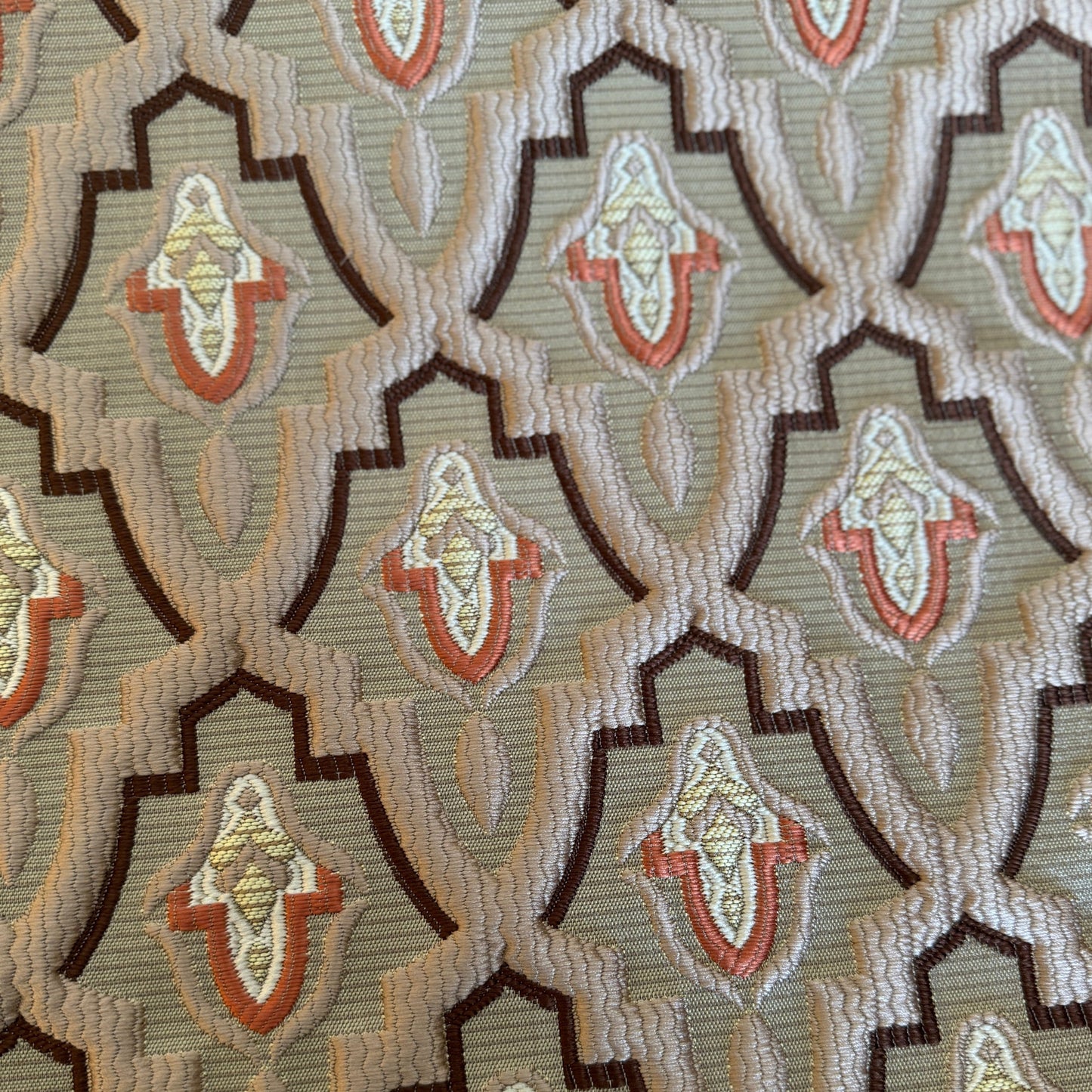 Tissu d'ameublement marocain à motif arabesque en relief( zellij) , dans des tons marron , terracota tissé au Maroc pour salons marocains, coussins et décoration intérieure.