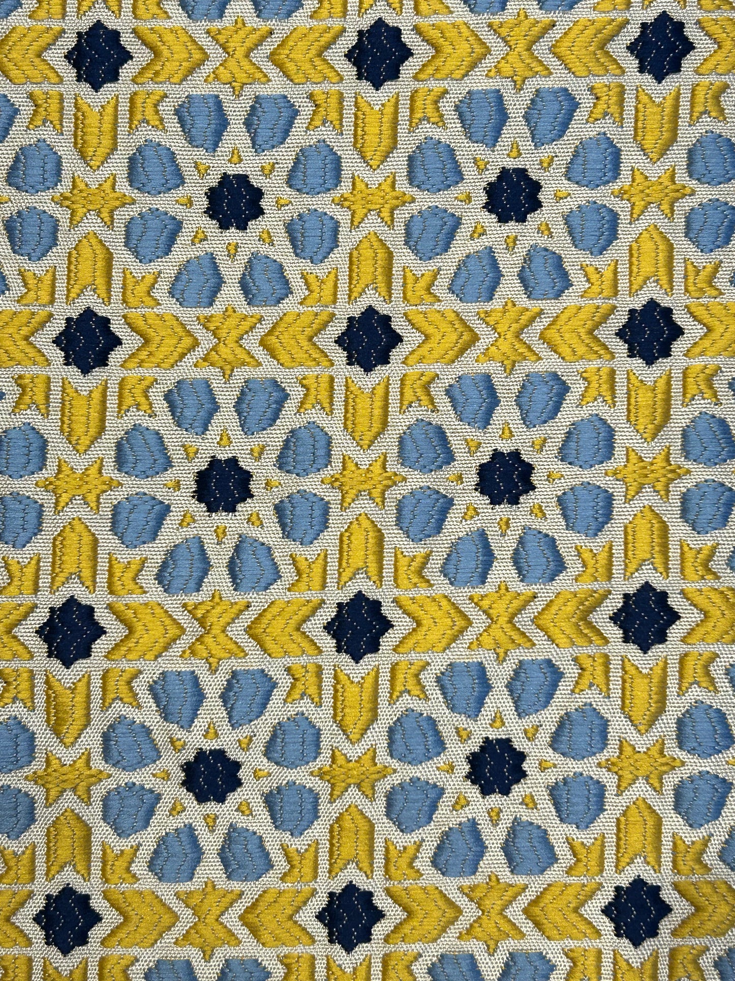 Tissu Zellij bleu et jaune inspiré des motifs marocains, tissu d’ameublement exclusif tissé au Maroc par Biyadi Collection.