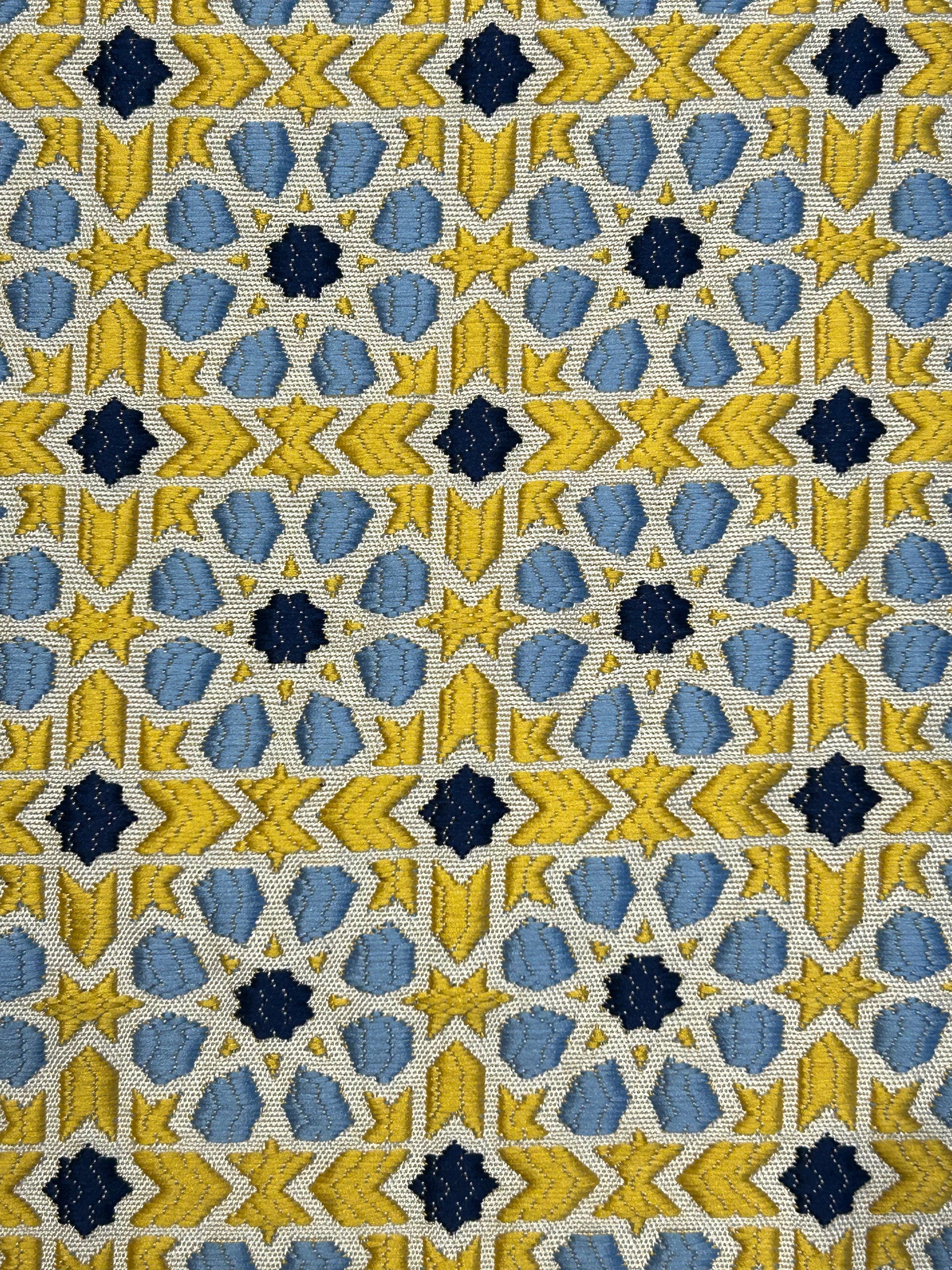 Tissu Zellij bleu et jaune inspiré des motifs marocains, tissu d’ameublement exclusif tissé au Maroc par Biyadi Collection.