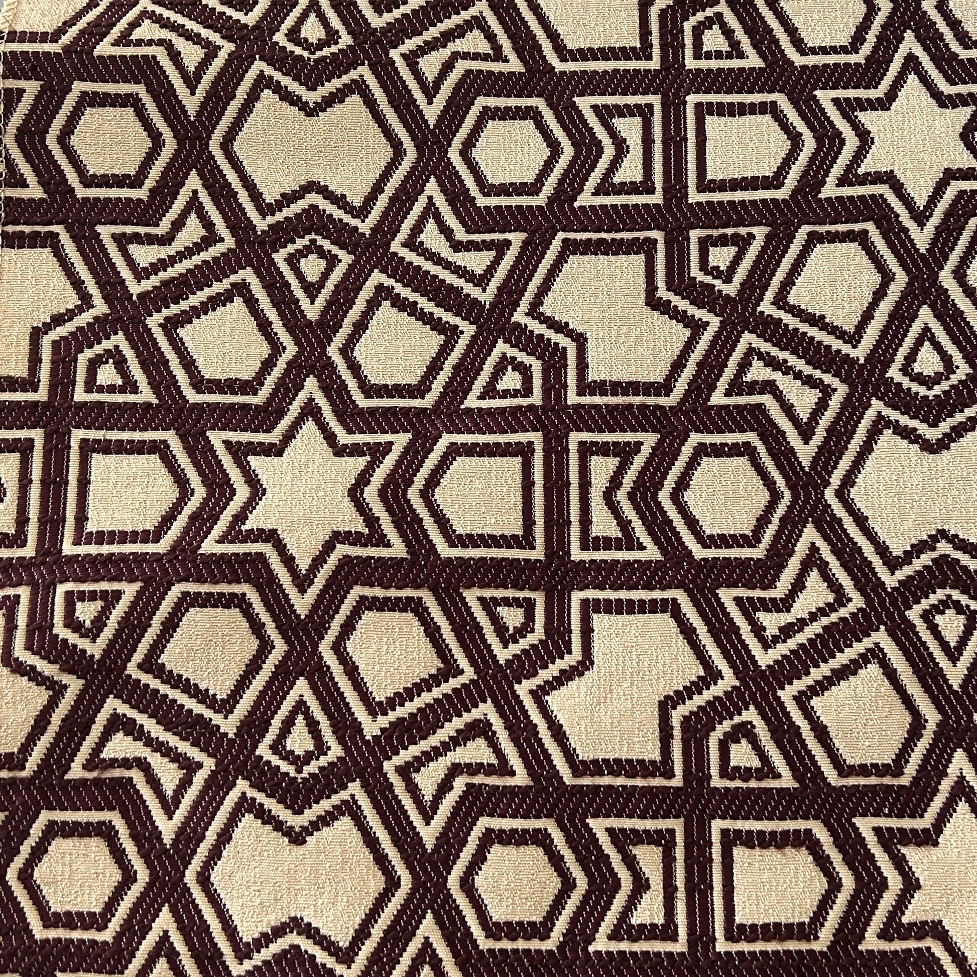 Tissu d'ameublement burgundy Zellij tissé au Maroc , avec un motif géométrique en relief inspiré des mosaïques marocaines, idéal pour salons, coussins et décoration intérieure.