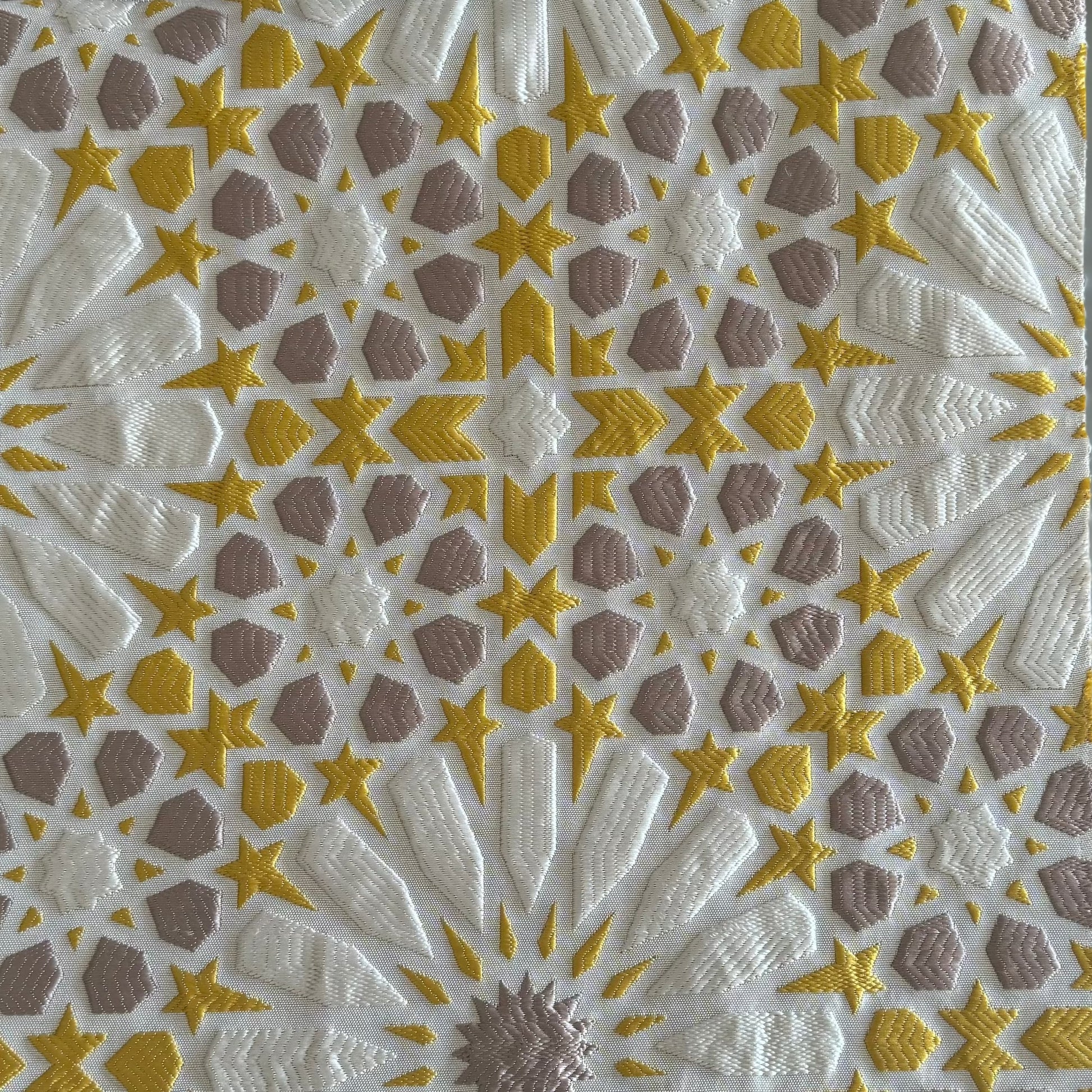 Tissu Zellij marocain taupe et jaune à motifs géométriques embossés pour décoration