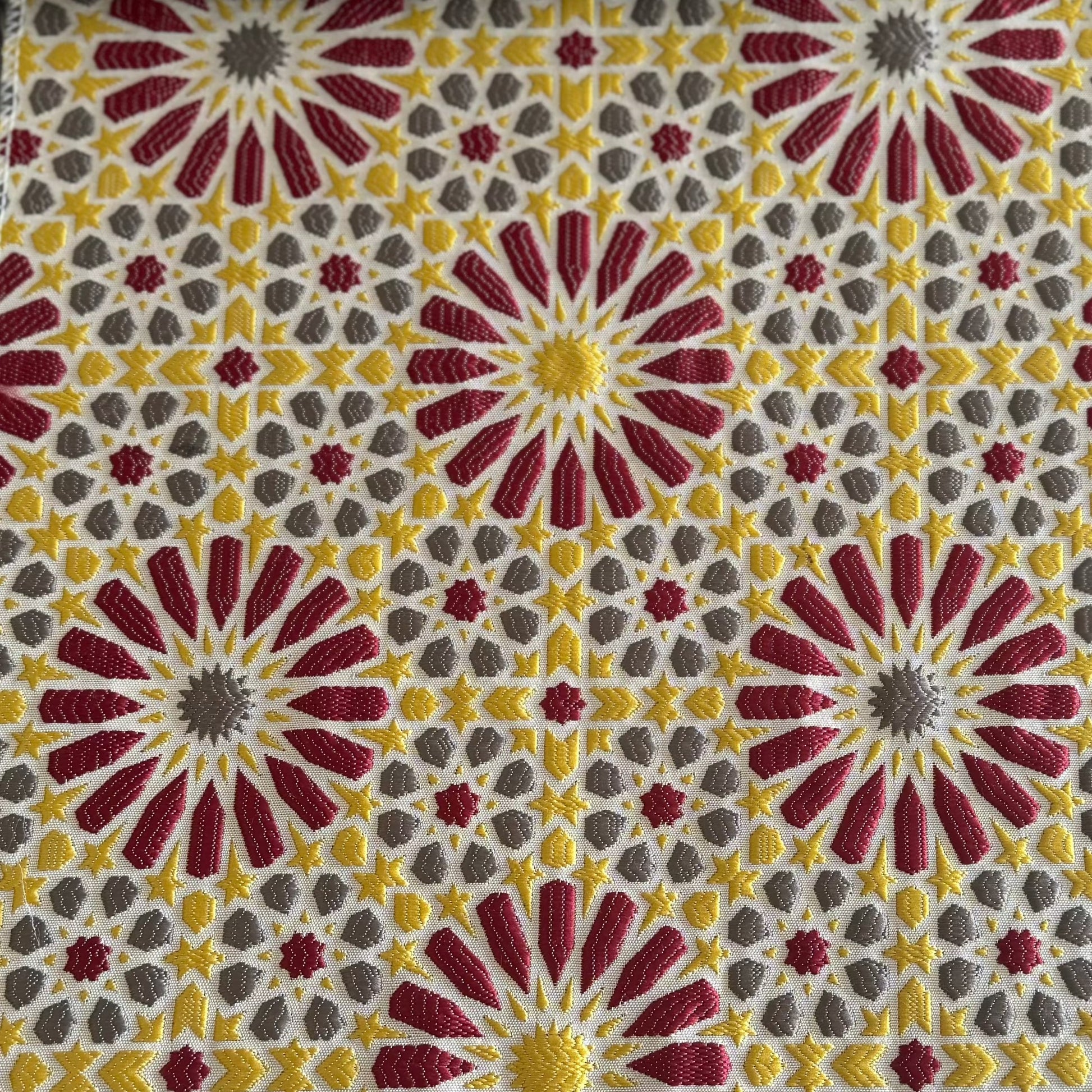 Tissu Zellij marocain taupe et jaune avec motifs géométriques en relief