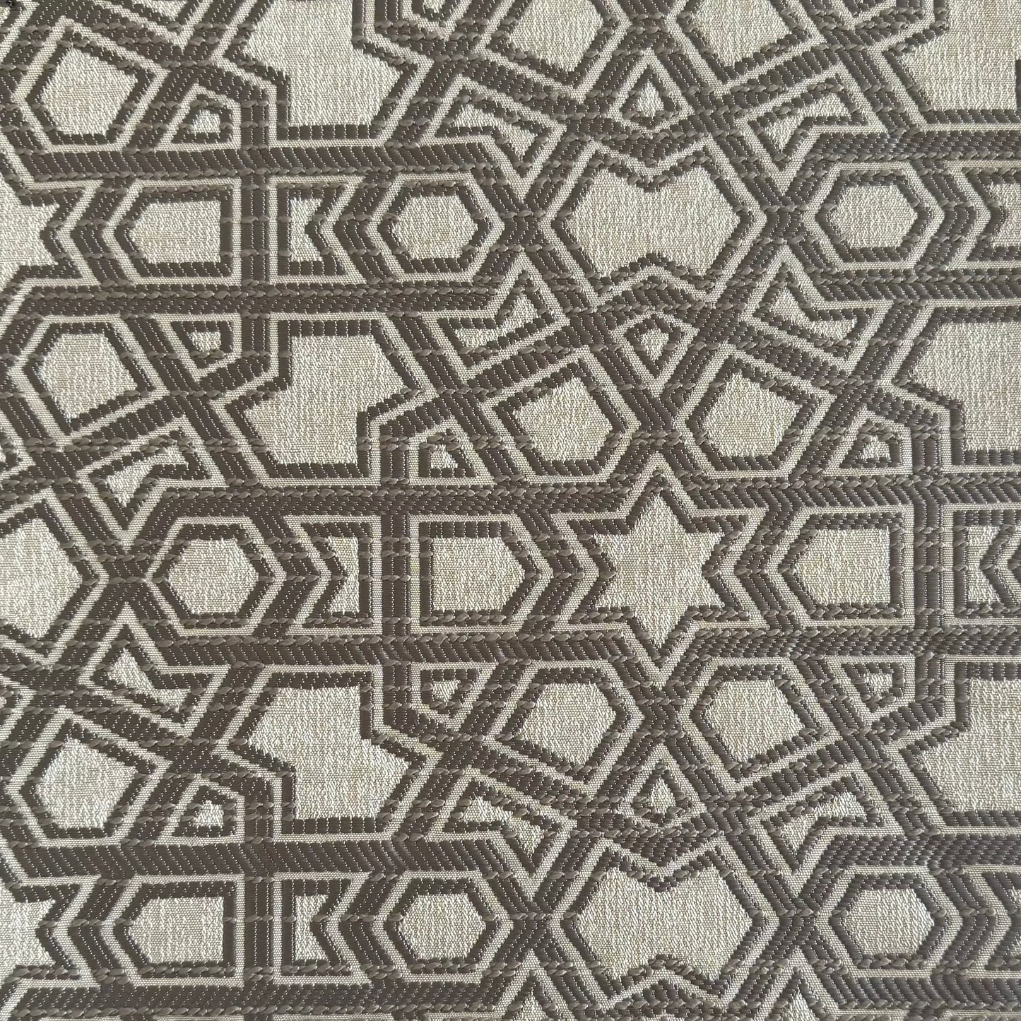 Tissu d'ameublement Zellij tissé au Maroc, en ton taupe , avec un motif géométrique en relief inspiré des mosaïques marocaines. Idéal pour salons marocains, coussins et décoration intérieure élégante.