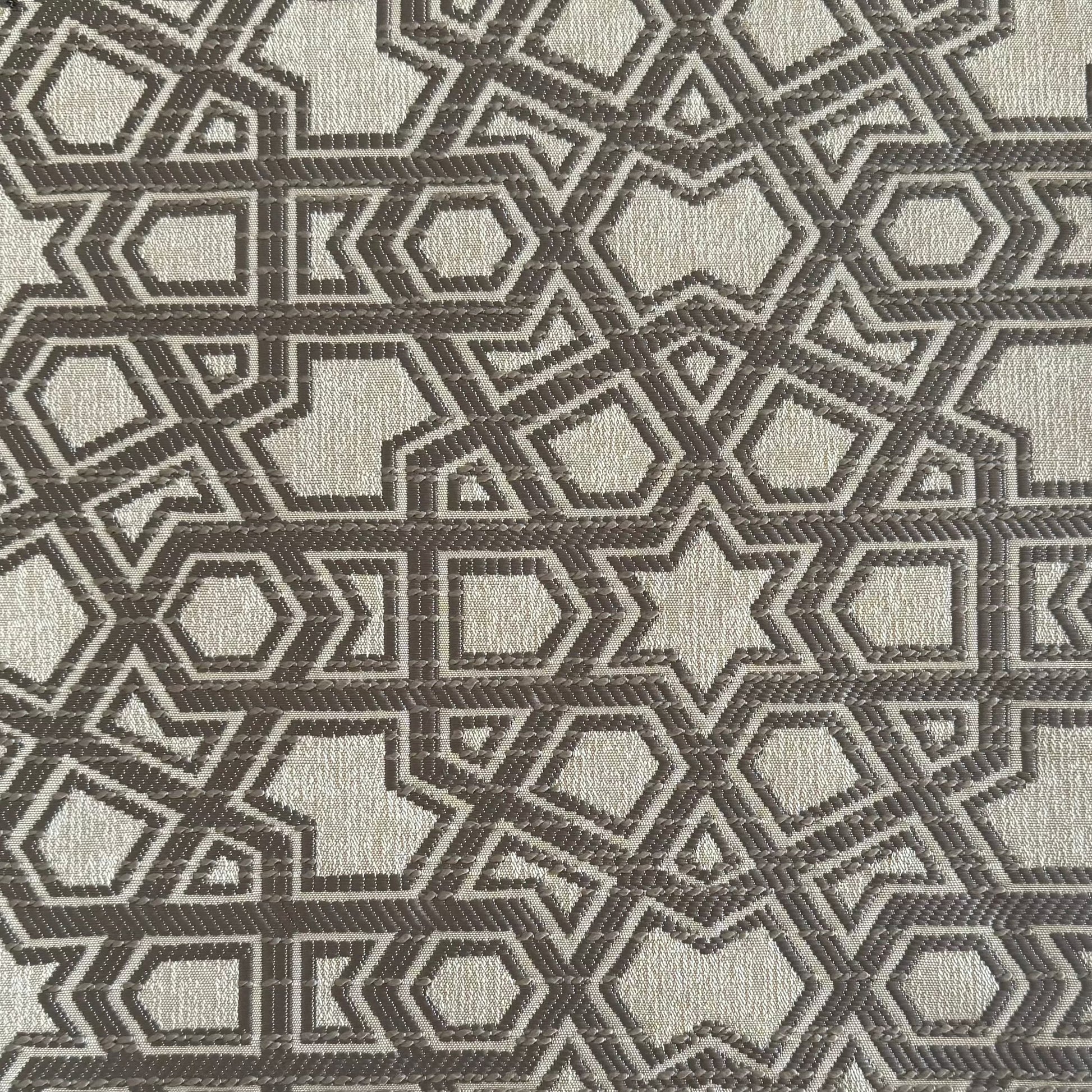 Tissu d'ameublement Zellij tissé au Maroc, en ton taupe , avec un motif géométrique en relief inspiré des mosaïques marocaines. Idéal pour salons marocains, coussins et décoration intérieure élégante.
