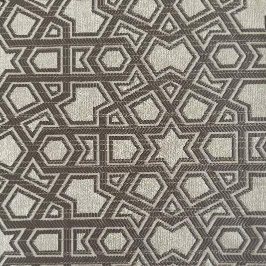 Tissu d'ameublement Zellij tissé au Maroc, en ton taupe , avec un motif géométrique en relief inspiré des mosaïques marocaines. Idéal pour salons marocains, coussins et décoration intérieure élégante.