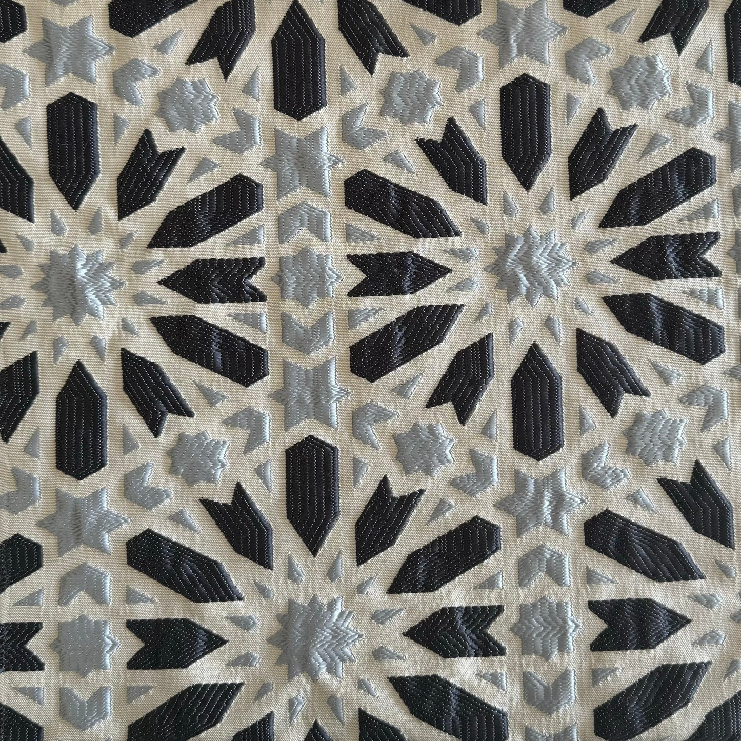 Tissu Zellij marocaingris foncé et gris clair à motifs géométriques embossés pour décoration