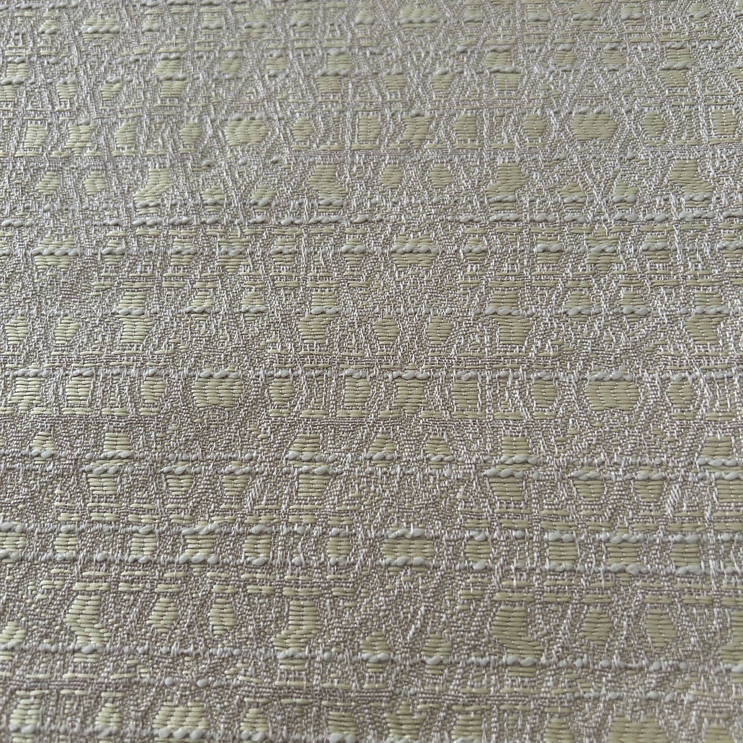 Tissu d'ameublement Zellij taupe et jaune tissé au Maroc, avec un petit motif géométrique inspiré des mosaïques marocaines. Idéal pour coussins décoratifs, salons marocains modernes et projets de décoration intérieure.